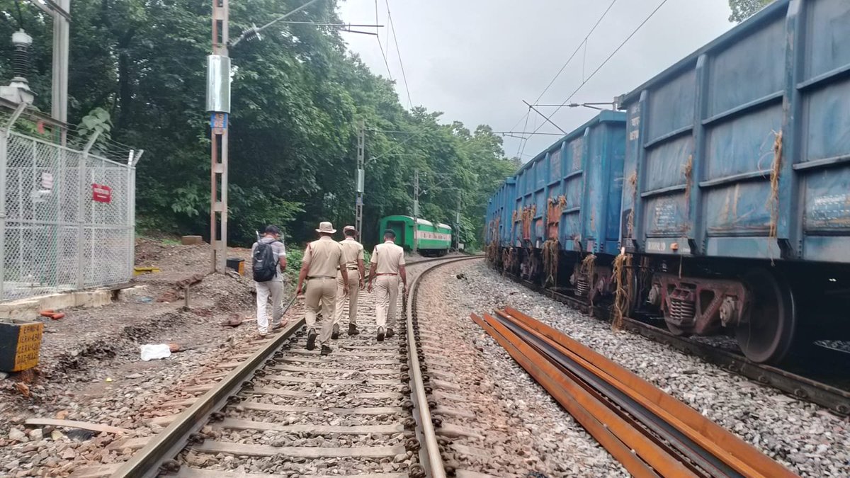 Pruthvinreddy's tweet photo. *Action Against Illegal Trekking: 32 Tourists Fined at Dudhsagar*

Hubballi RPF divn has imposed a total fine of ₹16,000 on 32 tourists who were found illegally trekking along railway tracks to visit Dudhsagar Falls, despite restrictions imposed in  the interest of public safety https://t.co/Y8HJNLztxl