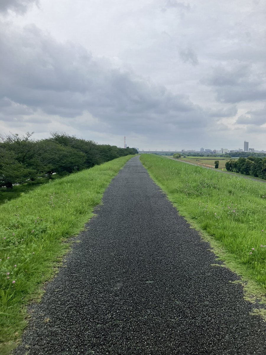 cycle_chiryoin's tweet photo. 雨続きで全然走れなかったが、今日は久々に荒川河口まで。
時間のない日は右岸ばかりで飽きるけど、今日は往路と復路で左岸と右岸それぞれ走れたから、少し気分転換になった。

次の休みの日は、ちゃんと朝から晴れてくれ…！ https://t.co/602FzK1BOa