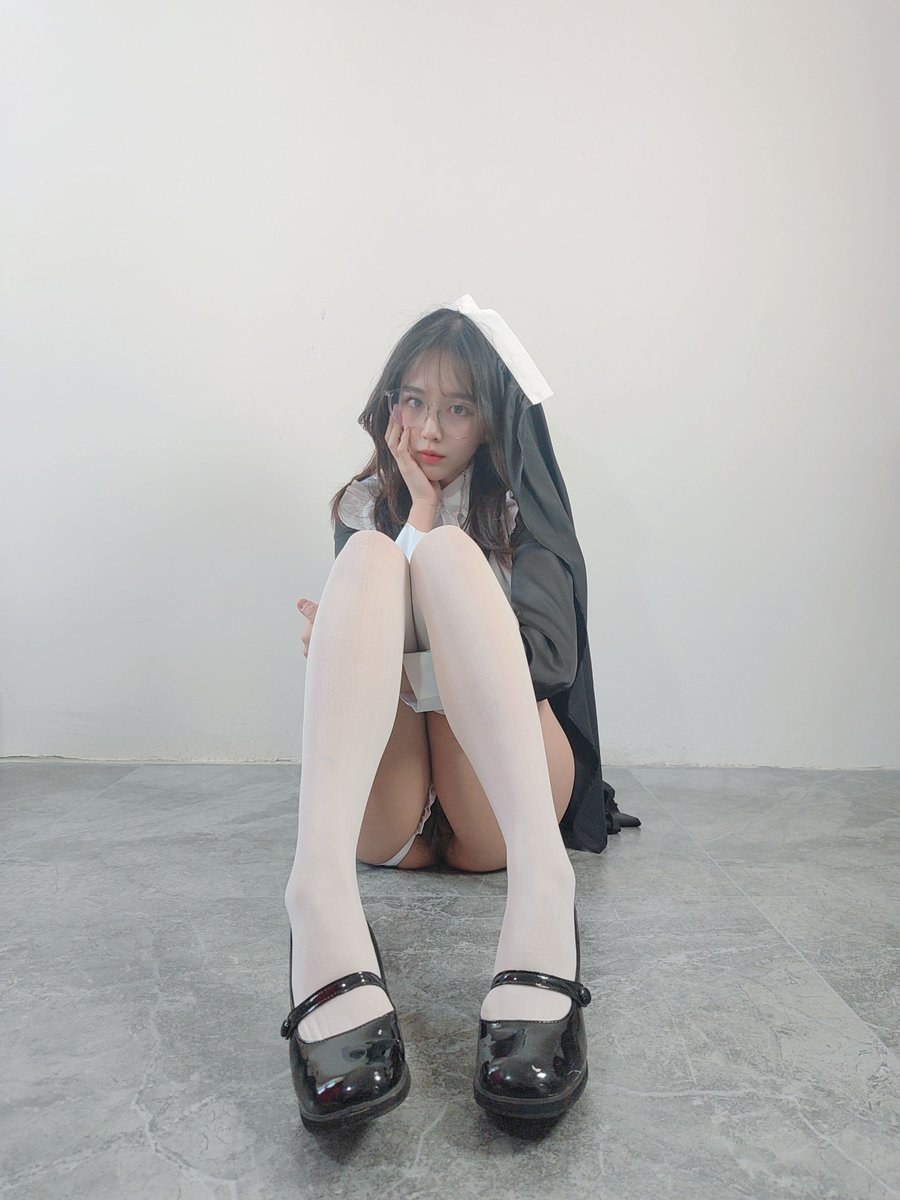 yinye2007's tweet photo. 人家也是很正经的修女好吧 https://t.co/TnYT9bTRgV