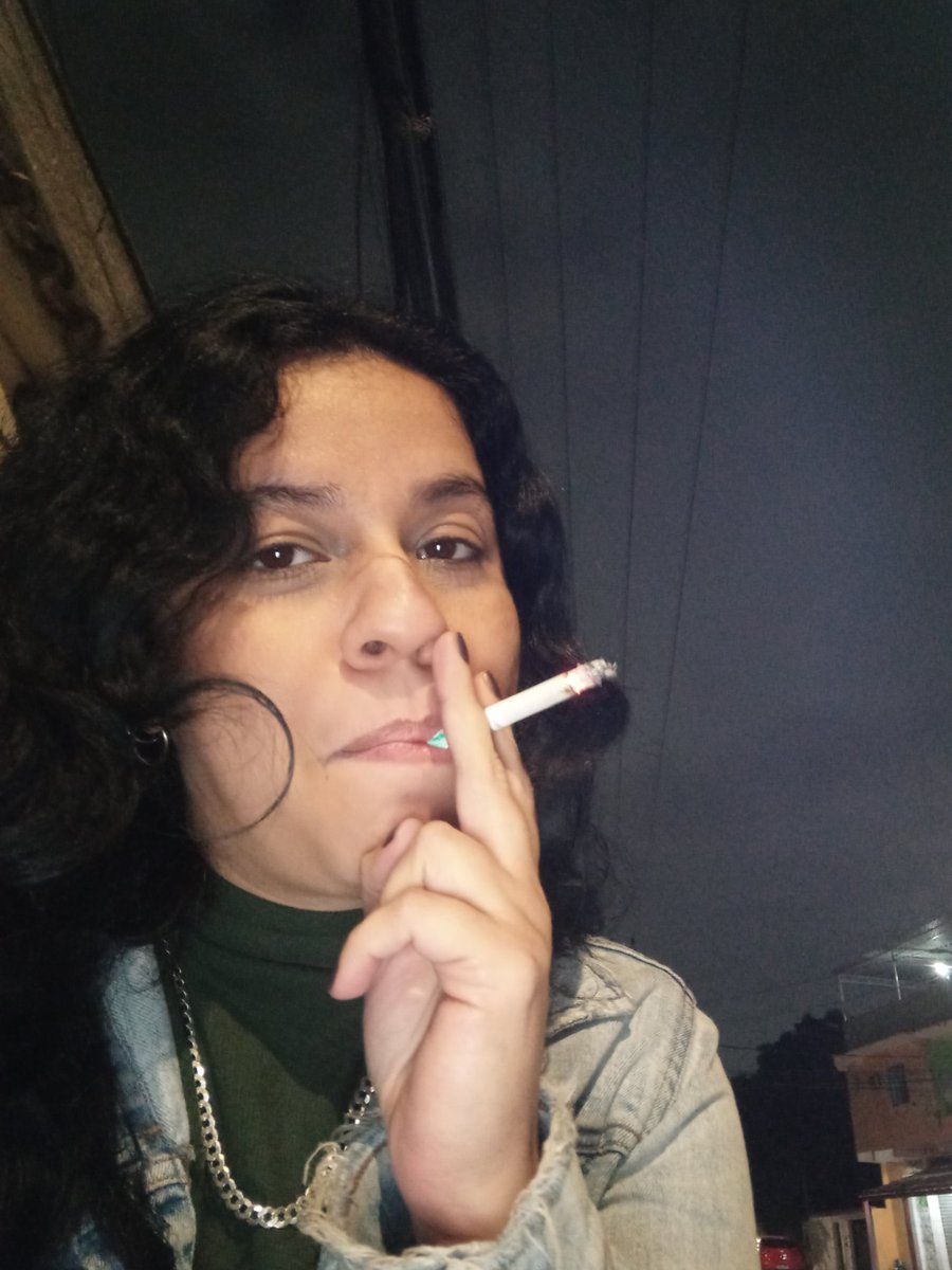 procrastirine's tweet photo. Eu meia noite me afastando dos amigos pra fumar um cigarrinho de aniversário https://t.co/RZJbKWErTT