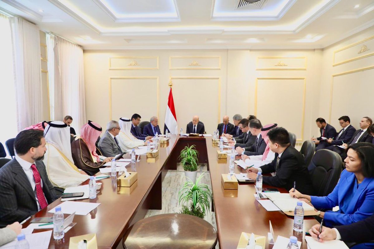 ERYANIM's tweet photo. رئيس مجلس القيادة: رحلة طائرة الحرس الثوري الى صنعاء خرقا سافرا للسيادة اليمنية وتحديا مباشرا لهيبة النظام الدولي
[06/07/2026 01:26] 
￼

الرياض - سبأنت :
دعا فخامة الرئيس الدكتور رشاد محمد العليمي رئيس مجلس القيادة الرئاسي الى موقف دولي اكثر حزما تجاه التدخلات الايرانية السافرة في الشأن اليمني، غداة إقدام النظام الايراني على تسيير رحلة جوية تابعة للحرس الثوري، إلى مطار صنعاء الخاضع لسيطرة المليشيات الحوثية الإرهابية، في خرق واضح للسيادة اليمنية، و تحد صارخ للقانون الدولي وقرارات مجلس الأمن ذات الصلة.

وطالب رئيس مجلس القيادة في لقاء بسفراء الدول الراعية للعملية السياسية في اليمن، اليوم الاثنين، المجتمع الدولي بالتطبيق الصارم لقرارات مجلس الأمن ونظام العقوبات، وفي المقدمة منع استخدام الطيران المدني والمطارات والموانئ لنقل الخبراء أو المعدات ذات الاستخدام العسكري، وتشديد الرقابة على شبكات التمويل والتهريب المرتبطة بالمليشيات الارهابية.

وشدد فخامة الرئيس في هذا السياق على أهمية فتح تحقيق دولي في خروقات النظام الايراني، بما فيها حمولة الطائرة التابعة للحرس الثوري التي اغلقت نظام التتبع فوق الأجواء اليمنية.

كما اكد فخامة الرئيس ضرورة تشديد العقوبات على المليشيات الحوثية كخيار سلمي لتنفيذ قرارات الشرعية الدولية وخصوصا القرار 2216، ومضاعفة الدعم السياسي والاقتصادي للحكومة اليمنية، كشريك وثيق في استعادة مؤسسات الدولة وتحقيق السلام، وحماية الممرات المائية، ومكافحة الإرهاب والجريمة المنظمة.

وقال رئيس مجلس القيادة، ان اليمن لا يطلب من المجتمع الدولي سوى الدفاع عن المبادئ التي قام عليها النظام الدولي، محذرا من انه في حال أصبحت الجماعات المسلحة قادرة على تحدي قرارات مجلس الأمن، وخرق العقوبات، واستخدام الطيران المدني غطاءً لنقل الخبرات العسكرية، وتهديد أمن الطاقة والملاحة الدولية والاقتصاد العالمي، دون إجراءات رادعة، فإن الخطر لن يقف عند حدود اليمن.

واوضح فخامة الرئيس، ان القضية اليمنية لم تعد اليوم نزاعاً داخلياً، بل تحدياً مباشراً للنظام الدولي، والاقتصاد العالمي الذي أصبح رهينة لحسابات مليشيات ايران في المنطقة.

واعتبر رئيس مجلس القيادة، ان الخرق الايراني الأخير، يمثل تطورا نوعياً بالغ الخطورة ومحاولة متعمدة لاختبار قدرة المجتمع الدولي على إنفاذ قراراته، وكسر منظومة العقوبات، وفرض أمر واقع جديد بالقوة.

واكد أن الجمهورية اليمنية تعاملت مع هذه التطورات باعتبارها قضية تمس سيادتها، و مصداقية النظام الدولي، لأن تجاهل مثل هذه الخروقات سيشجع على تكرارها، ويقوض من هيبة قرارات مجلس الأمن.

واشار فخامة الرئيس الى ان المعلومات الأولية تنسف الرواية الحوثية بشأن الطابع الإنساني للرحلة، مبينا ان التقارير تفيد بان الرحلة حملت عدداً من العناصر العسكرية والأمنية، وخبراء إيرانيين متخصصين في تطوير الطائرات المسيرة ومنظومات الصواريخ، إلى جانب معدات وتقنيات إلكترونية واتصالات ذات استخدامات محتملة في منظومات القيادة والسيطرة، فضلاً عن كوادر يمنية خضعت لتدريب أمني داخل إيران.

أضاف:"لا تقتصر المؤشرات على طبيعة الركاب والحمولة، فقد تم رصد انقطاعات متكررة في إشارات التتبع الخاصة بالطائرة أثناء عبورها الأجواء اليمنية، وهو سلوك مناقض لمزاعم المليشيات بأنها رحلة إنسانية، ما يستوجب تحقيقاً دولياً مستقلاً لكشف الملابسات والاهداف".

وتابع الرئيس قائلا "كما أن الطائرة تتبع شركة ارتبط اسمها، خلال السنوات الماضية، بعقوبات دولية واتهامات تتعلق بتقديم دعم لوجستي للحرس الثوري الإيراني، وهو ما يزيد من خطورة هذا التطور، ويستدعي أعلى درجات اليقظة الدولية".

وذكر رئيس مجلس القيادة بما يقوم به النظام الإيراني في اليمن منذ عقود من دعم لجماعة مسلحة خارج إطار الدولة، من خلال توفير أشكال مختلفة من الإسناد السياسي والعسكري والإعلامي، بما في ذلك نقل الخبرات والتقنيات العسكرية، ودعم اقتصاد الحرب، وتشجيع استمرار الصراع، بما يخدم مشروعه الإقليمي المقوض لمؤسسات الدول الوطنية في المنطقة.

وقال فخامة الرئيس ان الجمهورية اليمنية لا تعادي الشعب الإيراني، ولا تستهدف علاقات الصداقة بين الشعوب، وإنما ترفض سياسات النظام الإيراني القائمة على دعم المليشيات المسلحة، والتدخل في الشؤون الداخلية للدول، وتقويض مؤسساتها الوطنية، بما يخالف مبادئ حسن الجوار، وميثاق الأمم المتحدة.

وأوضح الرئيس الدور التخريبي للنظام الإيراني الذي لم يسجل له على مدى العقود الماضية اي إسهام لدعم جهود التنمية، أو تمويل خطط الاستجابة الإنسانية، في الوقت الذي يواصل فيه دعمه المتزايد للمليشيات الإرهابية، واطالة أمد الحرب وتعميق الأزمة الإنسانية.