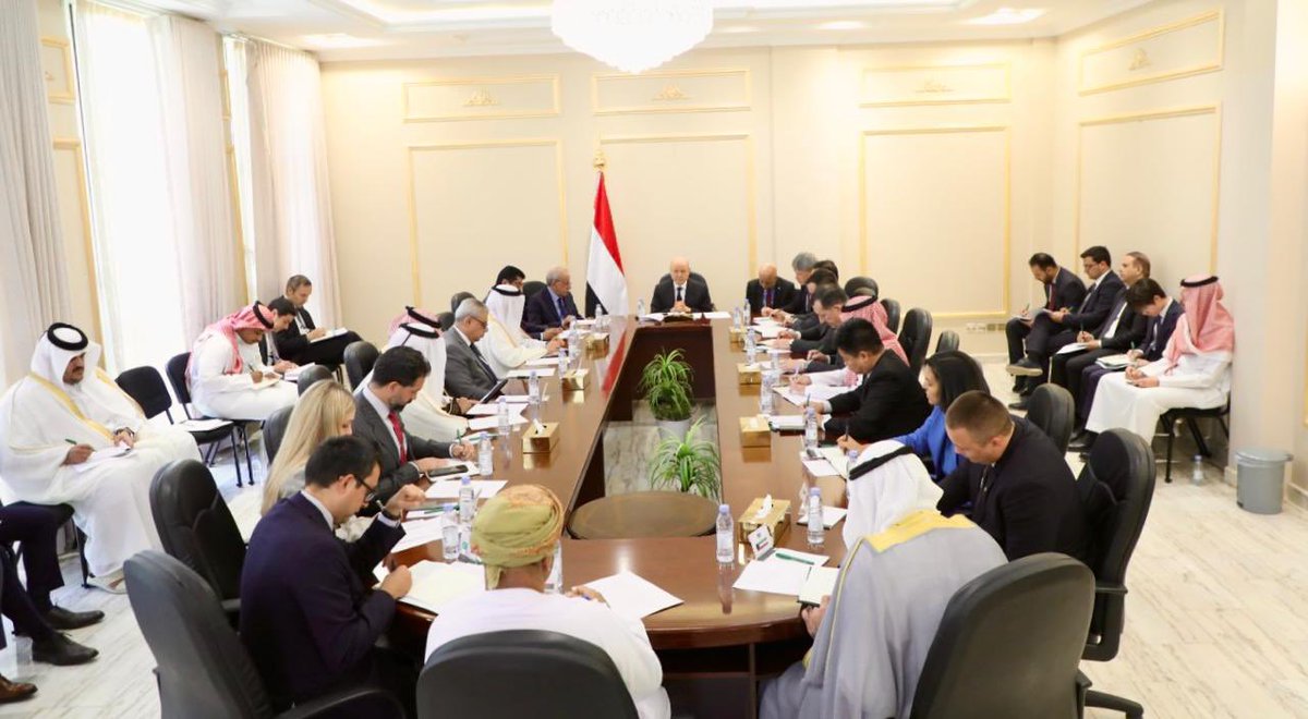ERYANIM's tweet photo. رئيس مجلس القيادة: رحلة طائرة الحرس الثوري الى صنعاء خرقا سافرا للسيادة اليمنية وتحديا مباشرا لهيبة النظام الدولي
[06/07/2026 01:26] 
￼

الرياض - سبأنت :
دعا فخامة الرئيس الدكتور رشاد محمد العليمي رئيس مجلس القيادة الرئاسي الى موقف دولي اكثر حزما تجاه التدخلات الايرانية السافرة في الشأن اليمني، غداة إقدام النظام الايراني على تسيير رحلة جوية تابعة للحرس الثوري، إلى مطار صنعاء الخاضع لسيطرة المليشيات الحوثية الإرهابية، في خرق واضح للسيادة اليمنية، و تحد صارخ للقانون الدولي وقرارات مجلس الأمن ذات الصلة.

وطالب رئيس مجلس القيادة في لقاء بسفراء الدول الراعية للعملية السياسية في اليمن، اليوم الاثنين، المجتمع الدولي بالتطبيق الصارم لقرارات مجلس الأمن ونظام العقوبات، وفي المقدمة منع استخدام الطيران المدني والمطارات والموانئ لنقل الخبراء أو المعدات ذات الاستخدام العسكري، وتشديد الرقابة على شبكات التمويل والتهريب المرتبطة بالمليشيات الارهابية.

وشدد فخامة الرئيس في هذا السياق على أهمية فتح تحقيق دولي في خروقات النظام الايراني، بما فيها حمولة الطائرة التابعة للحرس الثوري التي اغلقت نظام التتبع فوق الأجواء اليمنية.

كما اكد فخامة الرئيس ضرورة تشديد العقوبات على المليشيات الحوثية كخيار سلمي لتنفيذ قرارات الشرعية الدولية وخصوصا القرار 2216، ومضاعفة الدعم السياسي والاقتصادي للحكومة اليمنية، كشريك وثيق في استعادة مؤسسات الدولة وتحقيق السلام، وحماية الممرات المائية، ومكافحة الإرهاب والجريمة المنظمة.

وقال رئيس مجلس القيادة، ان اليمن لا يطلب من المجتمع الدولي سوى الدفاع عن المبادئ التي قام عليها النظام الدولي، محذرا من انه في حال أصبحت الجماعات المسلحة قادرة على تحدي قرارات مجلس الأمن، وخرق العقوبات، واستخدام الطيران المدني غطاءً لنقل الخبرات العسكرية، وتهديد أمن الطاقة والملاحة الدولية والاقتصاد العالمي، دون إجراءات رادعة، فإن الخطر لن يقف عند حدود اليمن.

واوضح فخامة الرئيس، ان القضية اليمنية لم تعد اليوم نزاعاً داخلياً، بل تحدياً مباشراً للنظام الدولي، والاقتصاد العالمي الذي أصبح رهينة لحسابات مليشيات ايران في المنطقة.

واعتبر رئيس مجلس القيادة، ان الخرق الايراني الأخير، يمثل تطورا نوعياً بالغ الخطورة ومحاولة متعمدة لاختبار قدرة المجتمع الدولي على إنفاذ قراراته، وكسر منظومة العقوبات، وفرض أمر واقع جديد بالقوة.

واكد أن الجمهورية اليمنية تعاملت مع هذه التطورات باعتبارها قضية تمس سيادتها، و مصداقية النظام الدولي، لأن تجاهل مثل هذه الخروقات سيشجع على تكرارها، ويقوض من هيبة قرارات مجلس الأمن.

واشار فخامة الرئيس الى ان المعلومات الأولية تنسف الرواية الحوثية بشأن الطابع الإنساني للرحلة، مبينا ان التقارير تفيد بان الرحلة حملت عدداً من العناصر العسكرية والأمنية، وخبراء إيرانيين متخصصين في تطوير الطائرات المسيرة ومنظومات الصواريخ، إلى جانب معدات وتقنيات إلكترونية واتصالات ذات استخدامات محتملة في منظومات القيادة والسيطرة، فضلاً عن كوادر يمنية خضعت لتدريب أمني داخل إيران.

أضاف:"لا تقتصر المؤشرات على طبيعة الركاب والحمولة، فقد تم رصد انقطاعات متكررة في إشارات التتبع الخاصة بالطائرة أثناء عبورها الأجواء اليمنية، وهو سلوك مناقض لمزاعم المليشيات بأنها رحلة إنسانية، ما يستوجب تحقيقاً دولياً مستقلاً لكشف الملابسات والاهداف".

وتابع الرئيس قائلا "كما أن الطائرة تتبع شركة ارتبط اسمها، خلال السنوات الماضية، بعقوبات دولية واتهامات تتعلق بتقديم دعم لوجستي للحرس الثوري الإيراني، وهو ما يزيد من خطورة هذا التطور، ويستدعي أعلى درجات اليقظة الدولية".

وذكر رئيس مجلس القيادة بما يقوم به النظام الإيراني في اليمن منذ عقود من دعم لجماعة مسلحة خارج إطار الدولة، من خلال توفير أشكال مختلفة من الإسناد السياسي والعسكري والإعلامي، بما في ذلك نقل الخبرات والتقنيات العسكرية، ودعم اقتصاد الحرب، وتشجيع استمرار الصراع، بما يخدم مشروعه الإقليمي المقوض لمؤسسات الدول الوطنية في المنطقة.

وقال فخامة الرئيس ان الجمهورية اليمنية لا تعادي الشعب الإيراني، ولا تستهدف علاقات الصداقة بين الشعوب، وإنما ترفض سياسات النظام الإيراني القائمة على دعم المليشيات المسلحة، والتدخل في الشؤون الداخلية للدول، وتقويض مؤسساتها الوطنية، بما يخالف مبادئ حسن الجوار، وميثاق الأمم المتحدة.

وأوضح الرئيس الدور التخريبي للنظام الإيراني الذي لم يسجل له على مدى العقود الماضية اي إسهام لدعم جهود التنمية، أو تمويل خطط الاستجابة الإنسانية، في الوقت الذي يواصل فيه دعمه المتزايد للمليشيات الإرهابية، واطالة أمد الحرب وتعميق الأزمة الإنسانية.