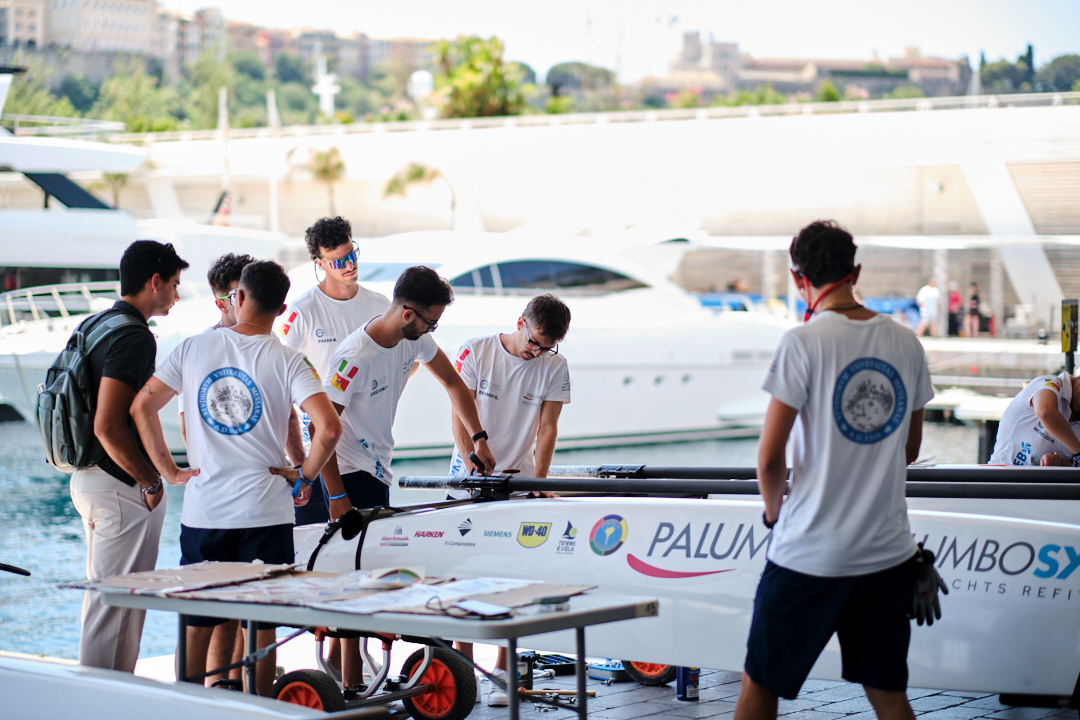 yachtclubmonaco's tweet photo. #MEBC2026  🛥️Sur les quais, les étudiants sont en action ! 

Après avoir reçu leur coque, ils installent le cockpit et le système de propulsion, puis affinent les derniers réglages avec un objectif clair : réussir les inspections techniques et participer aux premières joutes mercredi.

#yachtclubmonaco #yachting #MonacoEnergyBoatChallenge #innvation
