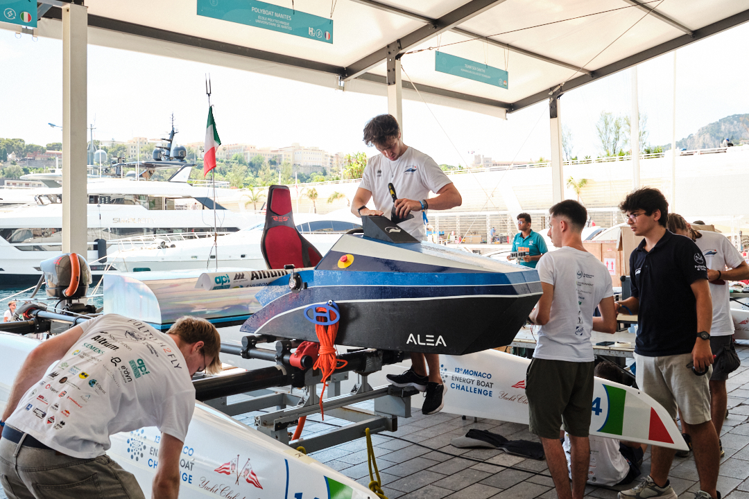 yachtclubmonaco's tweet photo. #MEBC2026  🛥️Sur les quais, les étudiants sont en action ! 

Après avoir reçu leur coque, ils installent le cockpit et le système de propulsion, puis affinent les derniers réglages avec un objectif clair : réussir les inspections techniques et participer aux premières joutes mercredi.

#yachtclubmonaco #yachting #MonacoEnergyBoatChallenge #innvation