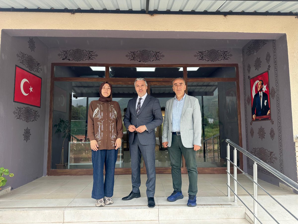 CatalpinarMem's tweet photo. HALK EĞİTİM MERKEZİMİZDE YAZ DÖNEMİ HAZIRLIKLARI YERİNDE İNCELENDİ

Milli Eğitim Müdürümüz Hasan Acu ve Hayat Boyu Öğrenmeden Sorumlu Şube Müdürümüz Muhammet Ancaza, Halk Eğitim Merkezimizi ziyaret ederek Merkez Müdürü Sinem Tepe’den yürütülen çalışmalar hakkında bilgi aldı.

Ziyarette yaz kurslarının planlaması, devam eden tadilat ve onarım çalışmaları ile eğitim ortamlarını daha nitelikli hale getirecek yeni atölye kurulum süreci yerinde değerlendirildi.

Hayat boyu öğrenme anlayışıyla her yaştan vatandaşımıza daha kaliteli eğitim imkanı sunmak adına çalışmalarımız aralıksız devam ediyor.

#EğitimdeMarkaŞehirÇatalpınar