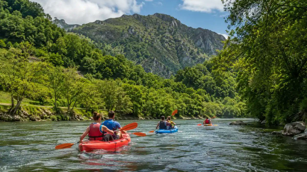 daventuras's tweet photo. ¿Vacaciones con sabor a aventura? 🚣‍♂️Nuevo artículo sobre kayak y piragüismo: sensaciones, material básico y por qué este deporte engancha. https://t.co/HeBKdEVa0r Si te gusta el agua, te va a inspirar #Kayak #Piragüismo #TurismoActivo #Escapadas https://t.co/cihSbFS1bb