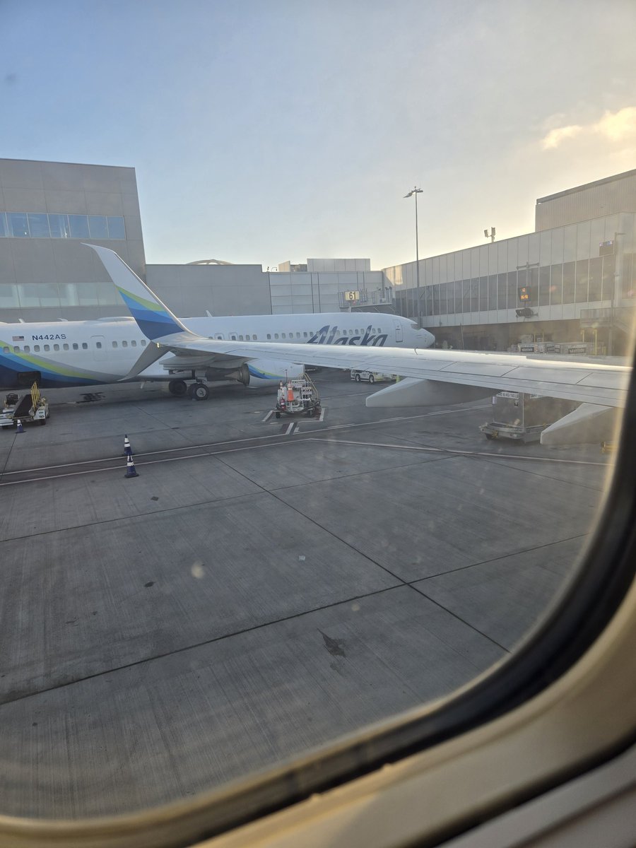 Spiral348's tweet photo. Went to Anime Expo in a depressed mood with how my personal and work life has been going recently but seeing all my friends again changed all of that. I had so much fun this year and feeling better about the future. But now my time to return home has come https://t.co/bc7KsooNTg