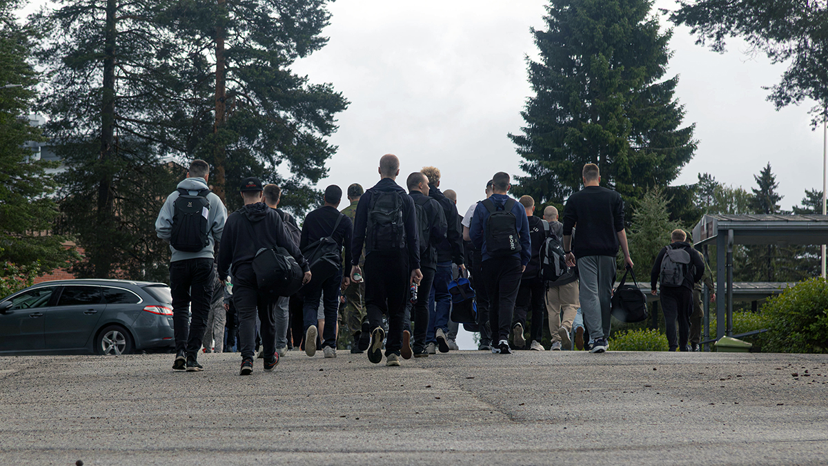 KainuunPR's tweet photo. Tervetuloa palvelukseen Hoikankankaalle! Meillä opastetaan heti alusta pitäen ja kasarmielämä lähtee rullaamaan kyllä vaikka alussa infoa tuleekin paljon. Tsemppiä palvelukseen!

#kaipr #maavoimat #intti https://t.co/zwTnelj2ie