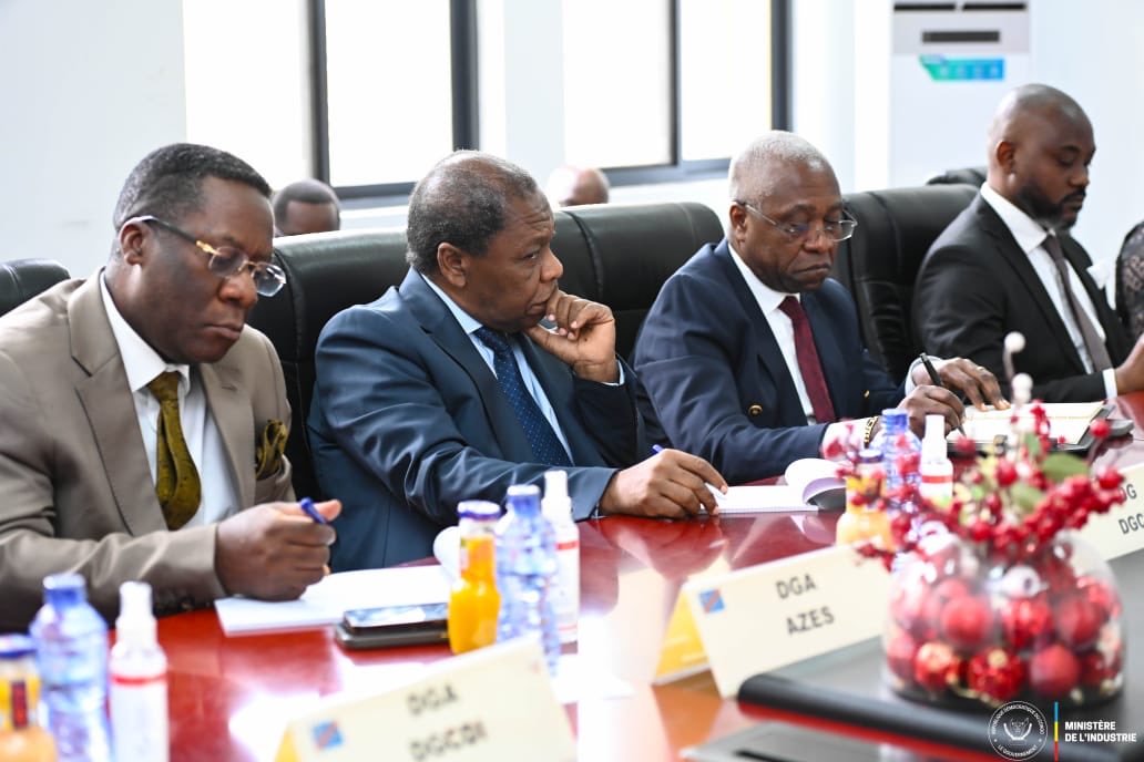 dgcdi_drc's tweet photo. #RDC|| UNE PREMIÈRE RENCONTRE POUR DONNER LE TON

Le Ministre d’État, Ministre de l’Industrie a.i., S.E. M.Justin Kalumba Mwana-Ngongo, a présidé une séance de travail marquant la prise de contact avec les mandataires publics des établissements sous tutelle. Cette rencontre a notamment réuni le Président du Conseil d’Administration (PCA), le Directeur Général (DG), le Directeur Général Adjoint (DGA) ainsi que les Administrateurs nouvellement nommés de la DGCDI, ainsi que les autres mandataires publics des établissements relevant de l’écosystème industriel.

Au cours des échanges, le Ministre d’État a rappelé les priorités du Gouvernement en matière de gouvernance et de développement industriel. Il a insisté sur la culture de la performance, le sens de l’intérêt général, le travail dans un climat de paix, de cohésion et de collaboration, ainsi que sur l’obligation d’obtenir des résultats concrets au bénéfice de la Nation.

Le Ministre d’État a également annoncé l’organisation prochaine d’un séminaire d’immersion destiné aux mandataires publics du secteur, en vue d’harmoniser la vision, de renforcer leur compréhension des missions qui leur sont confiées et de favoriser une action coordonnée au service du développement industriel de la République démocratique du Congo.
@Presidence_RDC @PrimatureRDC @MinIndPME2
