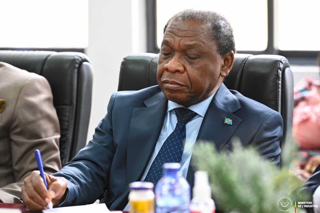 dgcdi_drc's tweet photo. #RDC|| UNE PREMIÈRE RENCONTRE POUR DONNER LE TON

Le Ministre d’État, Ministre de l’Industrie a.i., S.E. M.Justin Kalumba Mwana-Ngongo, a présidé une séance de travail marquant la prise de contact avec les mandataires publics des établissements sous tutelle. Cette rencontre a notamment réuni le Président du Conseil d’Administration (PCA), le Directeur Général (DG), le Directeur Général Adjoint (DGA) ainsi que les Administrateurs nouvellement nommés de la DGCDI, ainsi que les autres mandataires publics des établissements relevant de l’écosystème industriel.

Au cours des échanges, le Ministre d’État a rappelé les priorités du Gouvernement en matière de gouvernance et de développement industriel. Il a insisté sur la culture de la performance, le sens de l’intérêt général, le travail dans un climat de paix, de cohésion et de collaboration, ainsi que sur l’obligation d’obtenir des résultats concrets au bénéfice de la Nation.

Le Ministre d’État a également annoncé l’organisation prochaine d’un séminaire d’immersion destiné aux mandataires publics du secteur, en vue d’harmoniser la vision, de renforcer leur compréhension des missions qui leur sont confiées et de favoriser une action coordonnée au service du développement industriel de la République démocratique du Congo.
@Presidence_RDC @PrimatureRDC @MinIndPME2