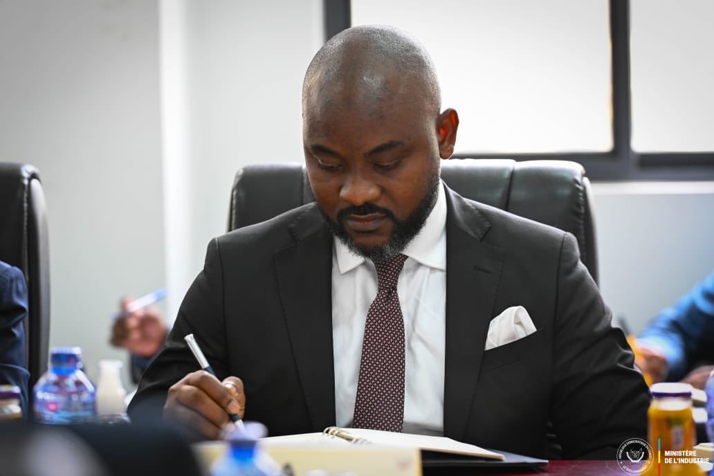 dgcdi_drc's tweet photo. #RDC|| UNE PREMIÈRE RENCONTRE POUR DONNER LE TON

Le Ministre d’État, Ministre de l’Industrie a.i., S.E. M.Justin Kalumba Mwana-Ngongo, a présidé une séance de travail marquant la prise de contact avec les mandataires publics des établissements sous tutelle. Cette rencontre a notamment réuni le Président du Conseil d’Administration (PCA), le Directeur Général (DG), le Directeur Général Adjoint (DGA) ainsi que les Administrateurs nouvellement nommés de la DGCDI, ainsi que les autres mandataires publics des établissements relevant de l’écosystème industriel.

Au cours des échanges, le Ministre d’État a rappelé les priorités du Gouvernement en matière de gouvernance et de développement industriel. Il a insisté sur la culture de la performance, le sens de l’intérêt général, le travail dans un climat de paix, de cohésion et de collaboration, ainsi que sur l’obligation d’obtenir des résultats concrets au bénéfice de la Nation.

Le Ministre d’État a également annoncé l’organisation prochaine d’un séminaire d’immersion destiné aux mandataires publics du secteur, en vue d’harmoniser la vision, de renforcer leur compréhension des missions qui leur sont confiées et de favoriser une action coordonnée au service du développement industriel de la République démocratique du Congo.
@Presidence_RDC @PrimatureRDC @MinIndPME2
