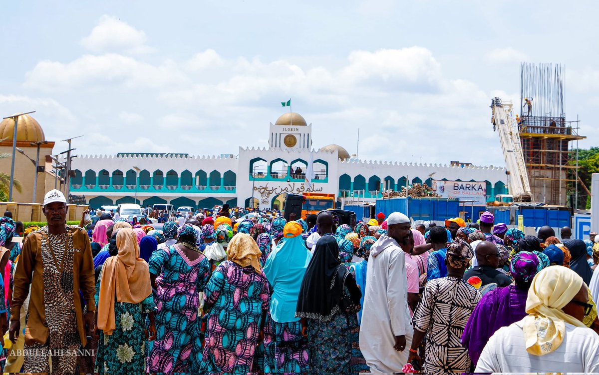 BabalegbaLoriKW's tweet photo. Jawbreaking pictures of mamoth crowd of Kwara APC Stakeholders and members at the Palace, where thousands of progressives gathered to present the party candidates to Ilorin Emirate traditional council and receive royal blessings  for the success of President Tinubu, Governor AbdulRahman AbdulRazaq and other APC candidates in the state.

Thank you, G100,000,000. 🫡🤩

#kwaraNdupe
#SYDforGovernor
