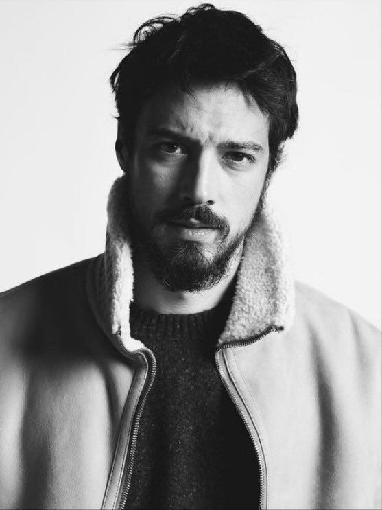 TvDunyasii's tweet photo. Mert Yazıcıoğlu, Netflix'in yeni dizisiyle setlere geri dönüyor.

İstanbul'da yaşayan acil servis doktoru Aras'ın, hayatıyla ilgili bildiği her şeyin yalan olduğunu öğrenmesinden sonra köklerini aramak için gittiği Doğubayazıt'taki konakta kendisini bir kan davasının içinde bulmasını ve burada Ceylan ile yakınlaşmasını anlatacak. 

(Birsen Altuntaş)