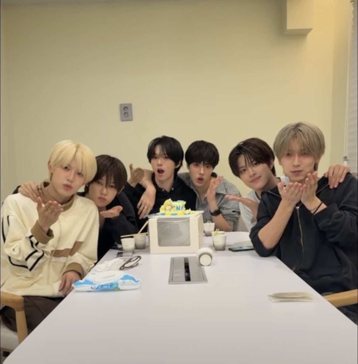 httpsmasamasato's tweet photo. 전원 미남그룹 베이온 MUAH 라는 곡으로 데뷔 했습니다 진짜 노래 좋으니 다들 들어보세요...💛
#vayonn #베이온 https://t.co/MrRyR5wDJn