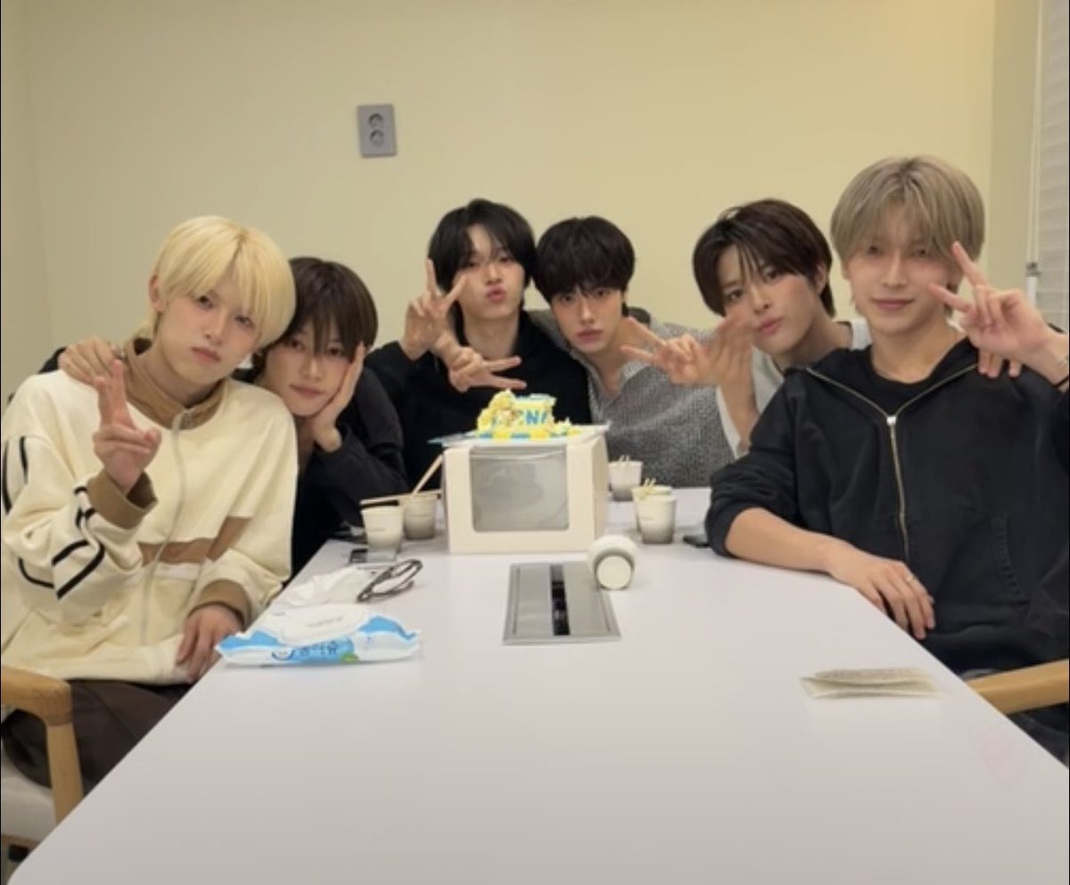 httpsmasamasato's tweet photo. 전원 미남그룹 베이온 MUAH 라는 곡으로 데뷔 했습니다 진짜 노래 좋으니 다들 들어보세요...💛
#vayonn #베이온 https://t.co/MrRyR5wDJn