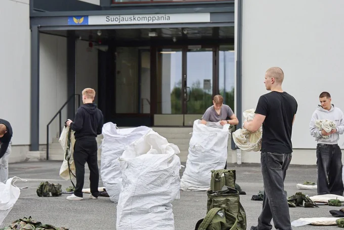 Karjalan lennoston saapumiserän 2/26 alokkaat tekemässä täysvarustarkastusta Suojauskomppanian edessä.