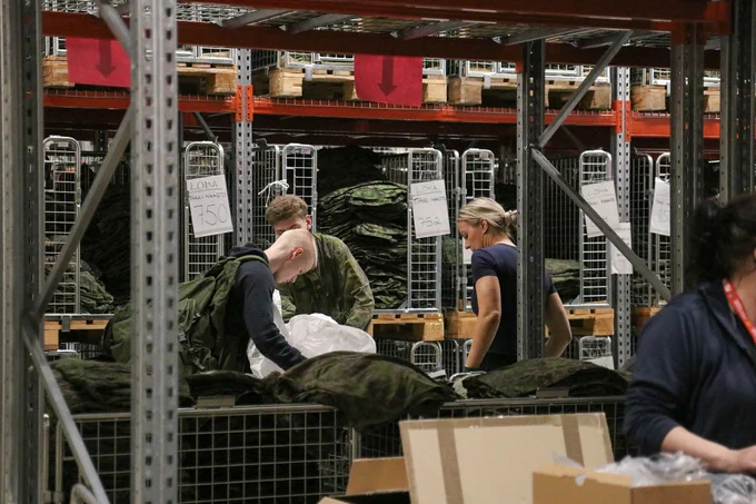 Satakunnan lennoston saapumiserän 2/26 alokkaat hakemassa varusteita.