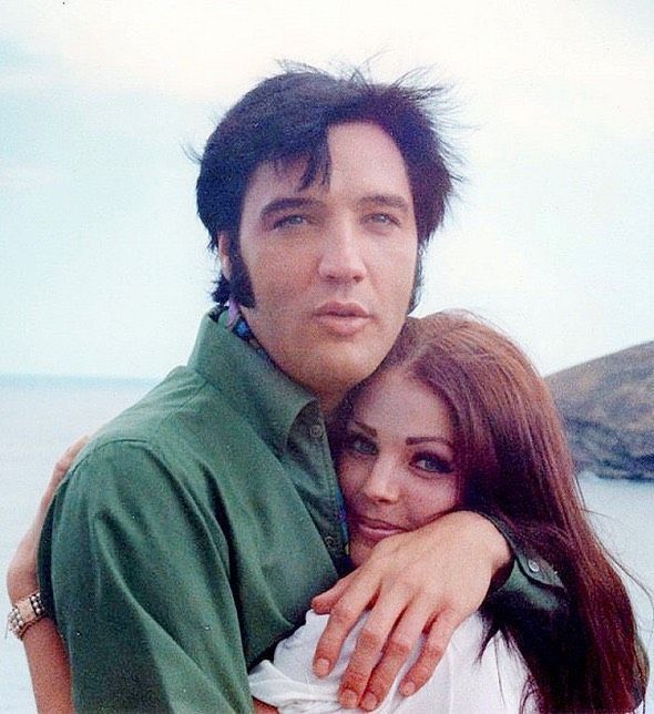 crockpics's tweet photo. Elvis and Priscilla Presley sharing a moment at the Hanauma Bay lookout in Oahu, Hawaii, May 4, 1969. https://t.co/WCzBnRB3Ln