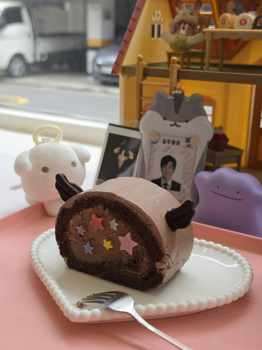 Y_nyxx's tweet photo. 지성인으로 만나 드미트리가 되어 헤어졌습니다 독서 모임하고 진탕 마셨다는 뜻... 🤓🫗 https://t.co/VtfHT1vIui