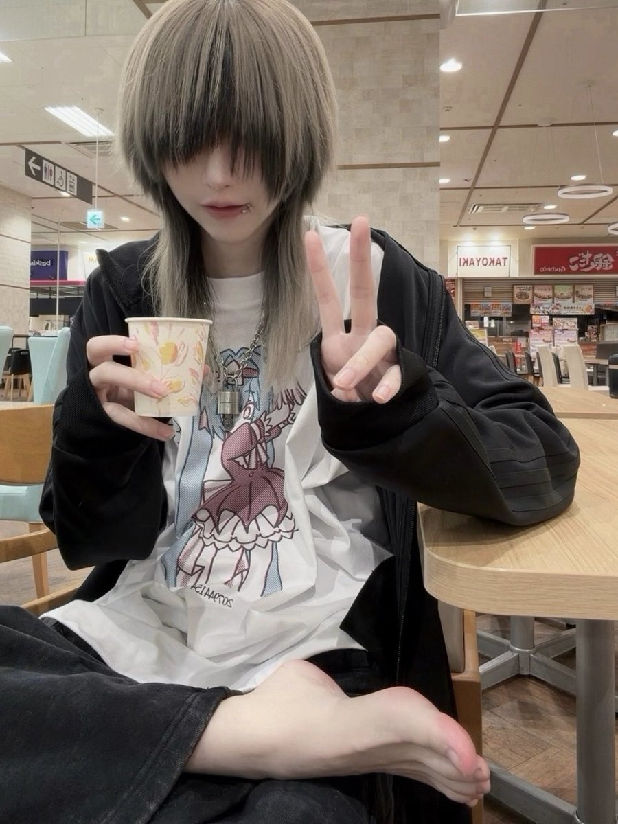 XWindowsXP's tweet photo. 休日、蛙化フードコート https://t.co/6EJyPionnF