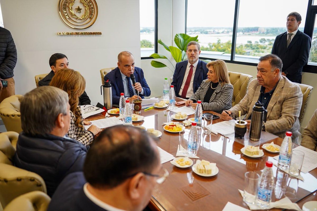 ElRolfi_Py's tweet photo. Titular del Congreso Senador @bachinunezpy,  presidió la reunión de la Mesa Directiva del Senado. En la nueva sala "Presidente Eusebio Ayala". 

Con asistencia de las Senadoras @SenaHermelinda @lizarellapy @CelesteSenadora @ovelar_blanca @esperanza_py Noelia Cabrera y los Senadores @Nataliciochase1 @LiderAmarilla @DionisioAmarill @EverVillalba_Py @NanoGalaverna @RamonRetamozo4 @JuanAfara @OviedoSenador @PakoLedesma