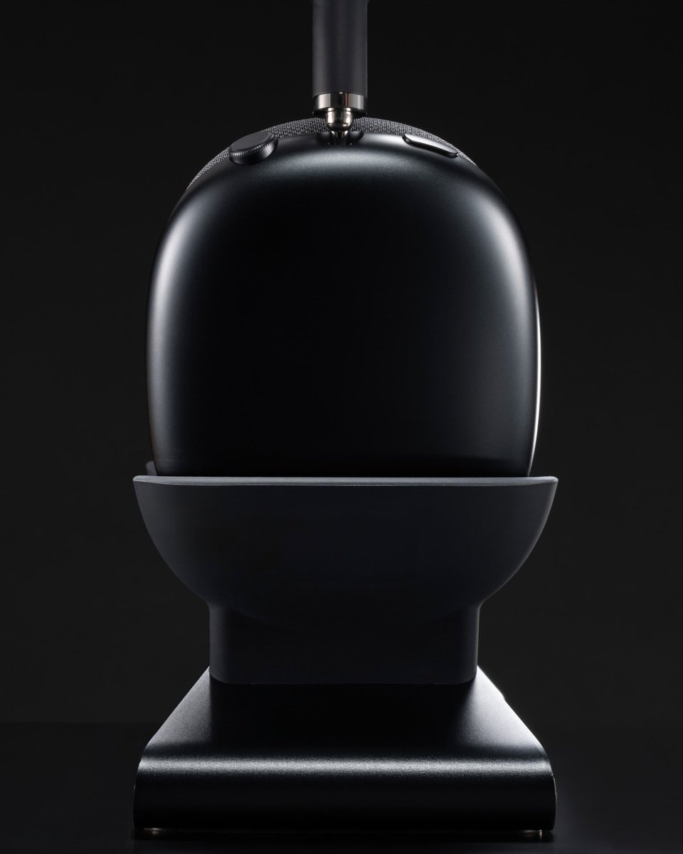mophie's tweet photo. Charging, elevated. 🎧

AirPods Max Charging Stand https://t.co/0WrWnkbTC0