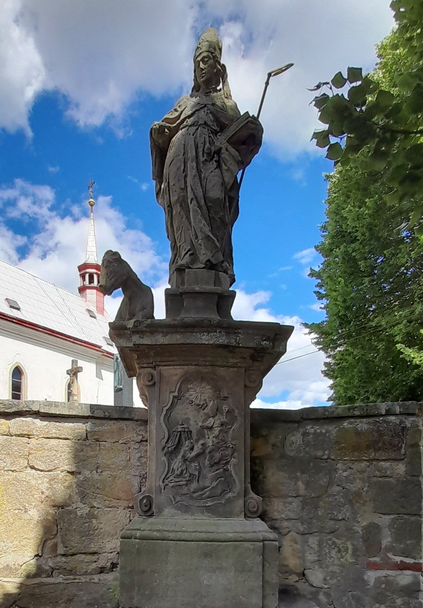 Woyta91's tweet photo. 5) Kostel sv. Jiljí se hřbitovem a dřevěnou zvonicí se nachází na severovýchodním okraji Mladějova. U vstupu na hřbitov stojí socha svatého Linharta. https://t.co/Nvx2K95PJb