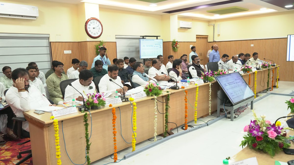 SCRailwayIndia's tweet photo. Hon'ble Members of Parliament from  Nanded Division jurisdiction, South Central Railway participated in a meeting with the General Manager, SCR and Senior Railway officials today at Rail Vikas Sadan, #Nanded Divisional Hqrs.

The meeting focused on reviewing the ongoing rail infrastructure and passenger amenities developments and discussed on rail initiatives to further strengthen connectivity and enhance passenger services across the region.

#RailDevelopment #RailInfrastructure #PassengerAmenities #IndianRailways 

@RailMinIndia @AshwiniVaishnaw @drmned