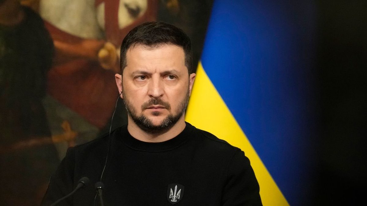 amisdelapatrie's tweet photo. 🚨ZELENSKY IL Y A 10 JOURS : « JE BATTRAI LA RUSSIE EN 40 JOURS »… AUJOURD’HUI APRÈS L’ATTAQUE SUR KIEV : « TANT QUE LES PATRIOT NE SONT PAS LIVRÉS, LA RUSSIE CONTINUE » ! LE MENTEUR QUI CHANGE DE DISCOURS SELON SES INTÉRÊTS ! 🔥

Il y a à peine 10 jours, Zelensky déclarait encore avec aplomb qu’il battrait la Russie en 40 jours.

Aujourd’hui, après une nouvelle attaque massive sur Kiev, il change complètement de ton :
« Tant que des missiles Patriot restent dans les stocks de nos alliés, la Russie n’est qu’encouragée à continuer… »

Un homme qui passe d’une victoire éclair à la demande de toujours plus d’armement occidental… sans jamais assumer ses propres échecs.

Assez de ce dictateur menteur qui prolonge la guerre pour son propre intérêt !
#ZelenskyMenteur #GuerreUkraine #Patriot #PaixMaintenant #ZelenskyDemission