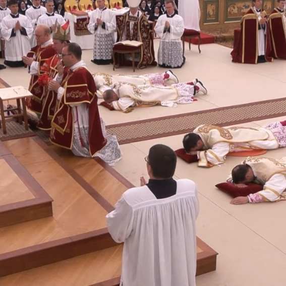 obscat's tweet photo. 🇨🇭Membro da FSSPX diz esperar ser acolhido por “outro papa”.

O padre Georg Kopf disse: "Um dia haverá outro papa que abrirá a porta e nos acolherá de volta. Assim como o Papa Bento".

Ainda completou: "Nada do que aconteceu em 1 de julho teve a intenção de estabelecer uma igreja paralela ou romper com Roma".