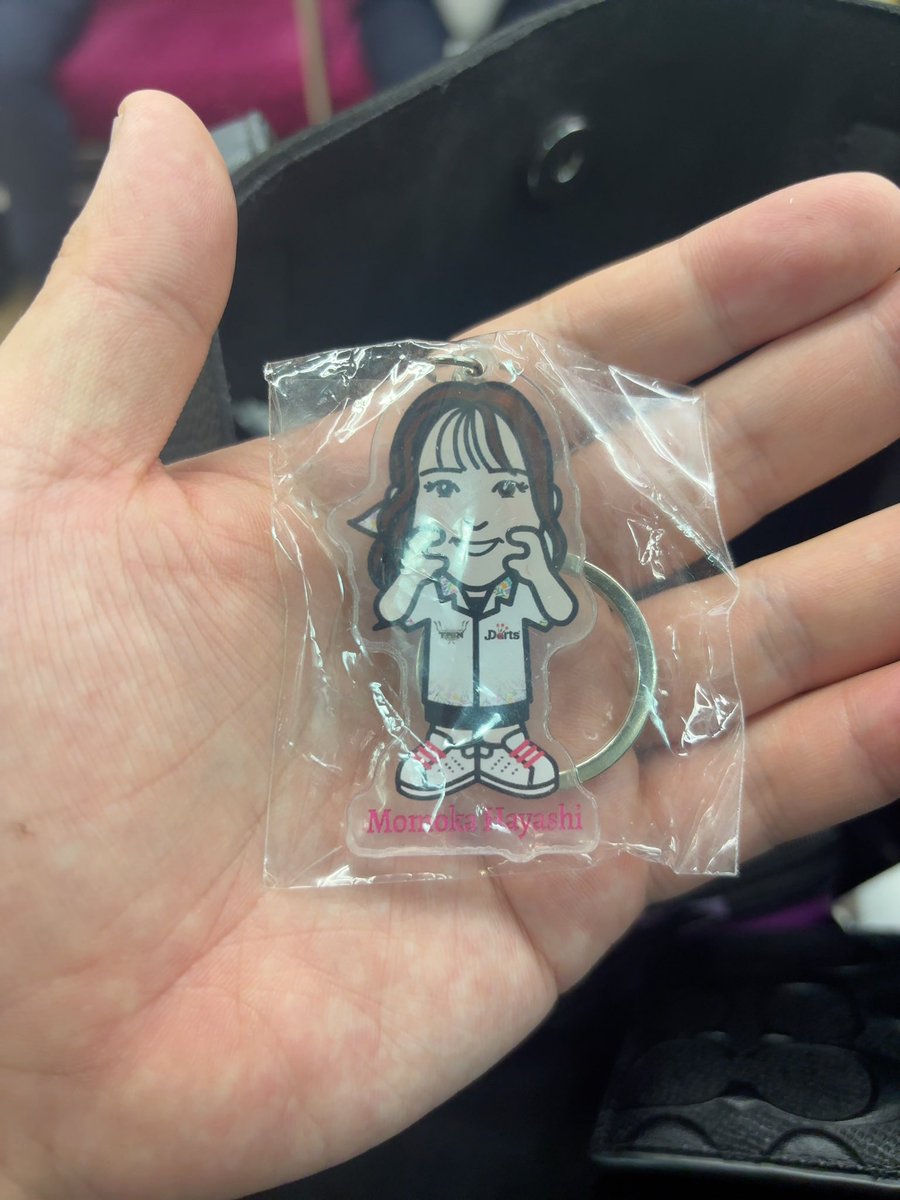 Bismarck_sv's tweet photo. 川崎での林桃加プロ(@momo_toku )のチャレマイベントに参加させて頂きました。
何人かその場で知り合えて、とても楽しかったです🙇‍♂️
写真とサイン貰えて、じゃんけん大会でキーホルダーとラッキーコイン貰えました😆
次回は7/20のおなつさんのイベント行きます。
やっぱりダーツって楽しいですね💪 https://t.co/sx7nKPLQ3m