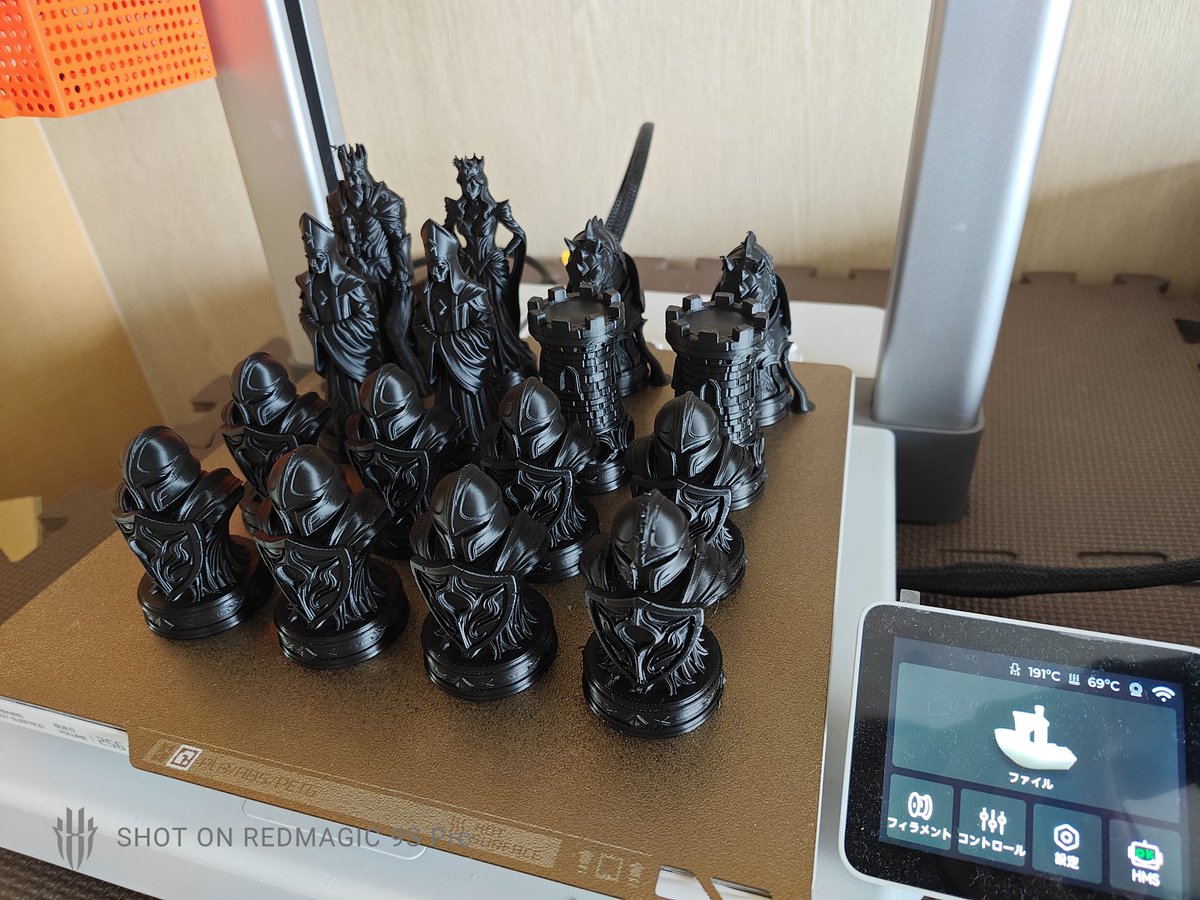 uririnriver's tweet photo. うーん、床に養生直貼りは…楽しかったけど、
チェス盤も丸々1枚で作りたいんですよね、なにかいい方法ないかな、

（白いフィラメントがなかったため黄色で代用、） https://t.co/CIwLW1yX4X