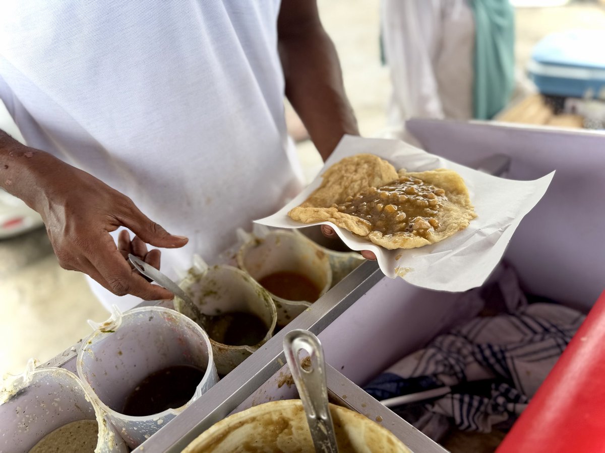RoebuckSteve1's tweet photo. Nothing better than fresh #doubles in the morning in #Trinidad 

Have you ever had doubles?  They are so #Delicious 

#foodontheplate #wineintheglass @CoastCabCritic @jwalkermobile https://t.co/USdkaFeOXm