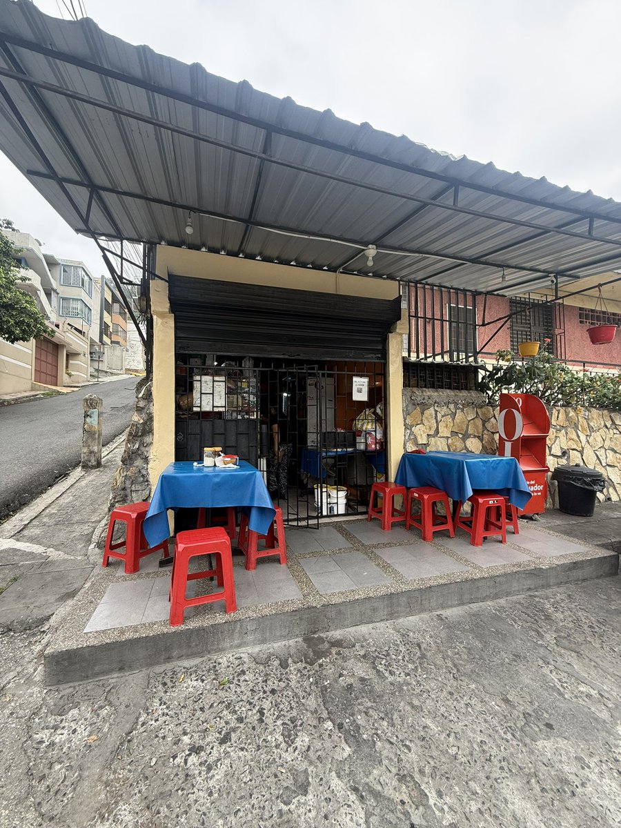 Brescianilucho's tweet photo. Esta maravilla del señor 🙏🏻 
Aunque el bolon no sea redondo es una belleza el mixto por $4. 
Justo abajo del ITV. https://t.co/0c8p2cUYmO