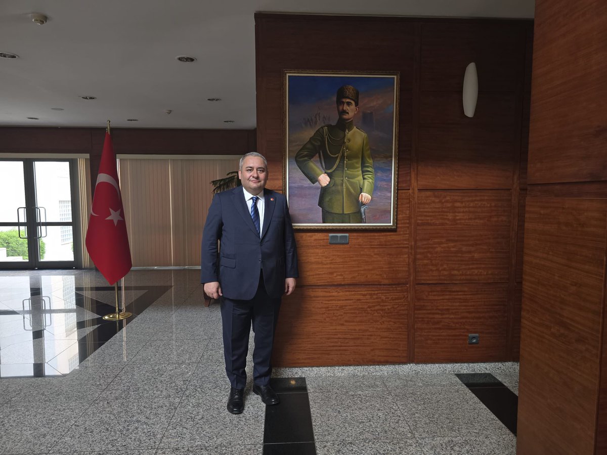 OzarslanMesut's tweet photo. Can Azerbaycan’ımızda “İki Devlet, Bir Millet” olmanın onur ve gururunu yaşıyoruz.

Ziyaret programımızın ilkini, kıymetli Azerbaycan Türk Büyükelçimiz Sn. Prof. Dr. @Birol_Akgun Beyefendi’ye yaparak Nuri Paşa’yı ve şehitlerimizi rahmet ve minnetle yad ettik.

@TC_BakuBE https://t.co/7EkBcHrn7r