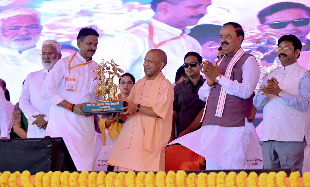 CMOfficeUP's tweet photo. प्रेरणा पुरुषों का सम्मान, जनकल्याण का अभियान!

मुख्यमंत्री @myogiadityanath जी आज जनपद प्रयागराज के काली घाट में प्रेरणा पार्क के लोकार्पण तथा नगर निगम द्वारा स्थापित प्रतिमाओं के अनावरण कार्यक्रम में सम्मिलित हुए।

इस अवसर पर विभिन्न जनकल्याणकारी योजनाओं के लाभार्थियों को प्रमाण-पत्र, चेक, चाबी एवं सफाई-किट भी वितरित किए गए।

यह आयोजन विरासत के सम्मान, जनसेवा के संकल्प और समावेशी विकास के प्रति @UPGovt की प्रतिबद्धता का सशक्त प्रतीक है।