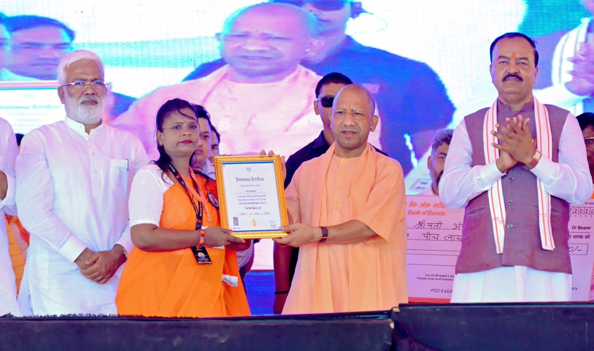CMOfficeUP's tweet photo. प्रेरणा पुरुषों का सम्मान, जनकल्याण का अभियान!

मुख्यमंत्री @myogiadityanath जी आज जनपद प्रयागराज के काली घाट में प्रेरणा पार्क के लोकार्पण तथा नगर निगम द्वारा स्थापित प्रतिमाओं के अनावरण कार्यक्रम में सम्मिलित हुए।

इस अवसर पर विभिन्न जनकल्याणकारी योजनाओं के लाभार्थियों को प्रमाण-पत्र, चेक, चाबी एवं सफाई-किट भी वितरित किए गए।

यह आयोजन विरासत के सम्मान, जनसेवा के संकल्प और समावेशी विकास के प्रति @UPGovt की प्रतिबद्धता का सशक्त प्रतीक है।