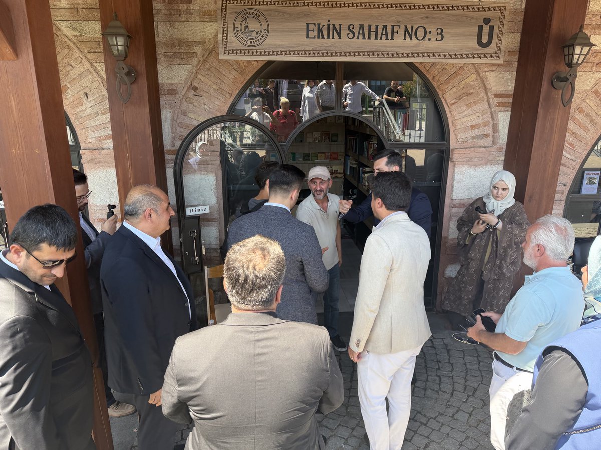 mhpuskudar34's tweet photo. Milliyetçi Hareket Partisi Üsküdar İlçe Başkanımız Sayın Mustafa Gider; AK Parti Üsküdar İlçe Başkanı Sayın Taha Sarıcaoğlu ve Saadet Partisi Üsküdar İlçe Başkanı Sayın Hüseyin Çakmak ile birlikte, Üsküdar’da meydana gelen su baskını nedeniyle zarar gören Sahaflar Çarşısı ve Üsküdar Kapalı Çarşısı esnafımızı ziyaret etti.

Esnafımızın yaşadığı mağduriyetleri yerinde dinleyerek geçmiş olsun dileklerimizi ilettik. Devletimizin ve milletimizin dayanışma ruhuyla bu zorlu sürecin en kısa sürede aşılacağına olan inancımız tamdır.

Sahaflar Çarşısı’nın ve Üsküdar Kapalı Çarşısı’nın yeniden eski canlılığına kavuşmasını temenni ediyor, fedakârca emek veren tüm esnafımıza bir kez daha geçmiş olsun dileklerimizi iletiyoruz.

@_MHPistanbul_ 
@BBvolkanyilmaz 
@MustafaaGider