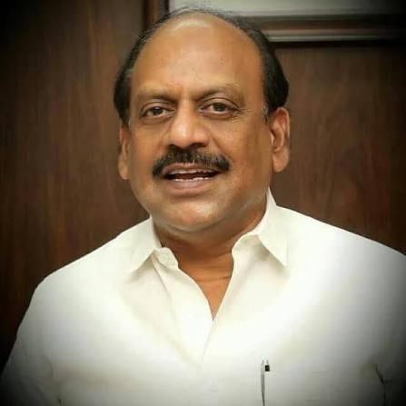 arivalayam's tweet photo. மாண்புமிகு முன்னாள் முதலமைச்சர் கழகத்தலைவர் அவர்களின் பெயரை மறைப்பது, திமுக திட்டங்களுக்கு எல்லாம் ஸ்டிக்கர் ஒட்டுவது என அநாகரிக அரசியல் செய்யும் தவெக அரசைக் கண்டித்து முன்னாள் அமைச்சர் திரு. தா.மோ. அன்பரசன் அவர்களின் பேட்டி.

கடந்த திமுக ஆட்சியில் நெம்மேலி கடல் நீரைக் குடிநீராக்கும் திட்டத்தின் இரண்டாவது பெரிய அலகை 24. 2. 2024 அன்று முன்னாள் முதலைமச்சர் கழகத்தலைவர் அவர்கள் தொடங்கி வைத்தார்கள். இந்த நிலையத்திலிருந்து பெறப்படுகின்ற குடிநீர் சென்னை மட்டுமல்லாது, சென்னை புறநகர் பகுதியில் இருக்கிற செங்கல்பட்டு மாவட்டத்தில் இருக்கும் மக்களுக்கும் கிடைக்க வேண்டும் என்ற நல்ல நோக்கில் செயல்படுத்தப்பட்டது. அந்த நிலையத்தின் மூலம் தென்சென்னை பகுதியில் அடங்கியிருக்கிற ஆலந்தூர் புனிததோமயர்மலை, மூவரசம்பட்டு, பல்லாவரம், கீழக்கட்டளை அதேபோல வேளச்சேரி, உள்ளகரம்,  புழுதிவாக்கம் , மடிப்பாக்கம் , கோவிலம்பாக்கம், நன்மங்கலம் ஆகிய பகுதிகளில் வசிக்கிற 20 லட்சத்திற்கும் மேற்பட்ட மக்களுக்கு தினமும் தண்ணீர் தர வேண்டும் என்ற நல்லநோக்கில் அந்த திட்டம் தொடங்கி வைக்கபட்டது.

அப்படித் தொடங்கப்பட்ட திட்டத்திற்கான கல்வெட்டும் அப்போது அதனருகே திறந்து வைக்கபட்டிருந்தது.  தற்போதைய முதல்வர் இன்று ஆய்வுக்கு செல்கிறார் என  மூன்று நாட்களுக்கு முன்பாகவே கம்பீரமாக நின்ற அந்த கல்வெட்டை துணியால் மூடி தலைவர் அவர்களது பெயரை எல்லாம் நீக்கி உள்ளனர். இதுபற்றி அதிகாரிகளிடம் கேட்ட போது கல்வெட்டு சிதிலம் அடைந்துள்ளதாகவும் ஒருவாரத்தில் சரி செய்து கொடுப்பதாகவும் கூறி உள்ளனர். இன்னும் ஒருவாரத்தில் மீண்டும் பழைய படி கல்வெட்டு சீரமைக்கப்படவில்லை என்றால் மாவட்ட திமுக சார்பில் மாபரும் போராட்டம் நடைபெறும் என்பதை எச்சரிக்கையாக தெரிவிக்க விரும்புகிறேன். இதுபோல பல இடங்களில் நாங்கள் கொண்டுவந்த திட்டங்களை மறைப்பதும், அதன் மீது ஸ்டிக்கர் ஒட்டுவதும் நடந்து வருகிறது.  இது மிக மிக கண்டிக்கத்தக்கது.

இவர்கள் ஆட்சி பொறுப்புக்கு வந்து 50 நாள் ஆனது இதுவரை இன்னும் அவர்களுடைய திட்டங்கள் எதையும் செயல்படுத்தவில்லை. எனவே இதுபோன்ற வேலைகளை விட்டுவிட்டு புதிய திட்டங்களை செயல்படுத்த வேண்டும்.

டிஎன்பிஎஸ்சி மூலம் 41 பேருக்கு வேலை கொடுத்துள்ளார்கள் அதுவும் திமுக ஆட்சியில் செயல்படுத்தப்பட்டது தான். அப்பாயின்ட்மெண்ட் ஆர்டர் மட்டும்தான் இவர்கள் கொடுத்தது. பத்திரப்பதிவு துறையில் 3.0 கடந்த திமுக ஆட்சியில் உருவாக்கப்பட்டு செயல்பாட்டிற்கு கொண்டுவர தயாராக இருந்தது அதையும் இவர்கள் கொண்டுவந்தது போல பரப்புராங்க. இது மாதிரி திமுக ஆட்சியில் நாங்க கொண்டு வந்த திட்டங்களுக்கு எல்லாம் ஸ்டிக்கர் ஒட்டி அவர்கள் விளம்பரம் செய்யறாங்க தவிர புது திட்டங்கள் எதுவுமே நிறைவேற்றப்படவில்லை.

எங்கள் தலைவர் தளபதி அவர்கள் 50 ஆண்டுகள் செய்ய வேண்டிய சாதனைகளை எல்லாம் 5 ஆண்டுகளில் செய்து காட்டினார்.  இந்தியாவிலேயே தமிழ்நாடு சிறந்த மாநிலம் என்ற தகுதியை உருவாக்கிக் காட்டினார். இன்று அவரது பெயரை கல்வெட்டில் இருந்து எடுத்துட்டா அவர் பெயர் மறைந்துவிடும் என நினைக்கிறாங்க ஆனா ஒவ்வொரு மக்களின் மனதிலும் கல்வெட்டாக பதிந்திருக்கிறார் எங்கள்  தலைவர். கல்வெட்டில் நீக்கினாலும் மக்கள் மனதில் இருந்து எங்கள் தலைவர் முக. ஸ்டாலின் பெயரை நீக்க முடியாது.

இன்றும் தொடரும் மகளிர் உரிமை திட்டம், விடியல் பயணம் திட்டம், புதுமை பெண், தமிழ் புதல்வன், காலை உணவு திட்டம் இப்படி அனைத்து திட்டங்களும் எங்கள் தலைவர் பெயரை தான் சொல்லிக்கொண்டு உள்ளன. இந்த திட்டங்கள் எல்லாம் இருக்கிற வரையில் மக்கள் மனதில் இருந்து எந்த காலத்திலும் தலைவருடைய பெயரை புகழை அழிக்க முடியாது. அதேபோல நான்  முதல்வன் திட்டத்தின் பெயரை மாற்றிவிட்டார்கள். பெயரை மாற்றுவது கூட கவலை இல்லை ஆனால் அந்த வெப்சைட்டில் இருக்கக்கூடிய மாணவர்களின் வீடியோக்களை எல்லாம் நீக்கி விட்டார்கள்.

மு.க. ஸ்டாலின் பெயரை பார்த்தாலே முதல்வர் விஜய்க்கு உதறுது அதனால் தான் அவர் பெயர் உள்ள கல்வெட்டுகளை மறைத்து வருகிறார்.  முதல்வர் விஜய்க்கு ஒன்று சொல்லிக் கொள்கிறோம் ஸ்டிக்கர் மீது வைக்கும் நம்பிக்கைக்கு பதிலா நல்ல திட்டங்களை கொடுங்கள். அதை விடுத்து எங்களின் திட்டங்களுக்கு ஸ்டிக்கர் ஒட்டுவது , கல்வெட்டுகளில் எங்கள் தலைவரின் பெயர் நீக்குவது போன்ற செயல்கள் தொடர்ந்தால் போராட்டம் வெடிக்கும்.