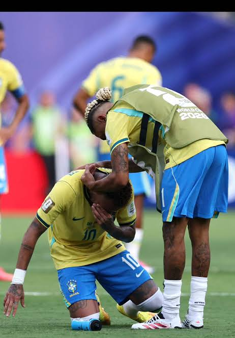 danibigote's tweet photo. Veo a Neymar desgarrado de dolor por la eliminación y pienso "seguro que Messi lo llama, es su amigo" https://t.co/0gRyY98dMp
