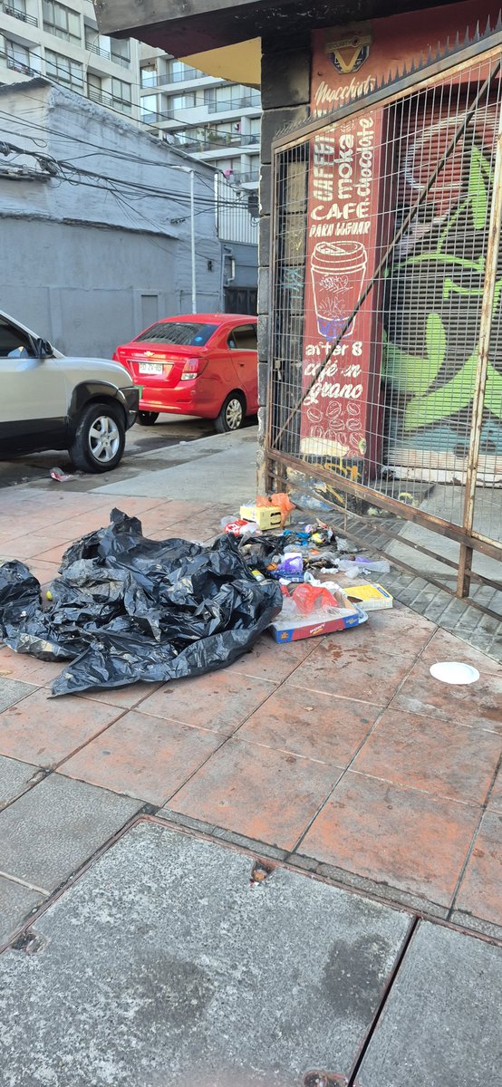 CSC70's tweet photo. Estimado podrá ver la inmundicia qué hay en Francisco Zelada con Alameda
@fmunozv https://t.co/JiqCC3Qf53