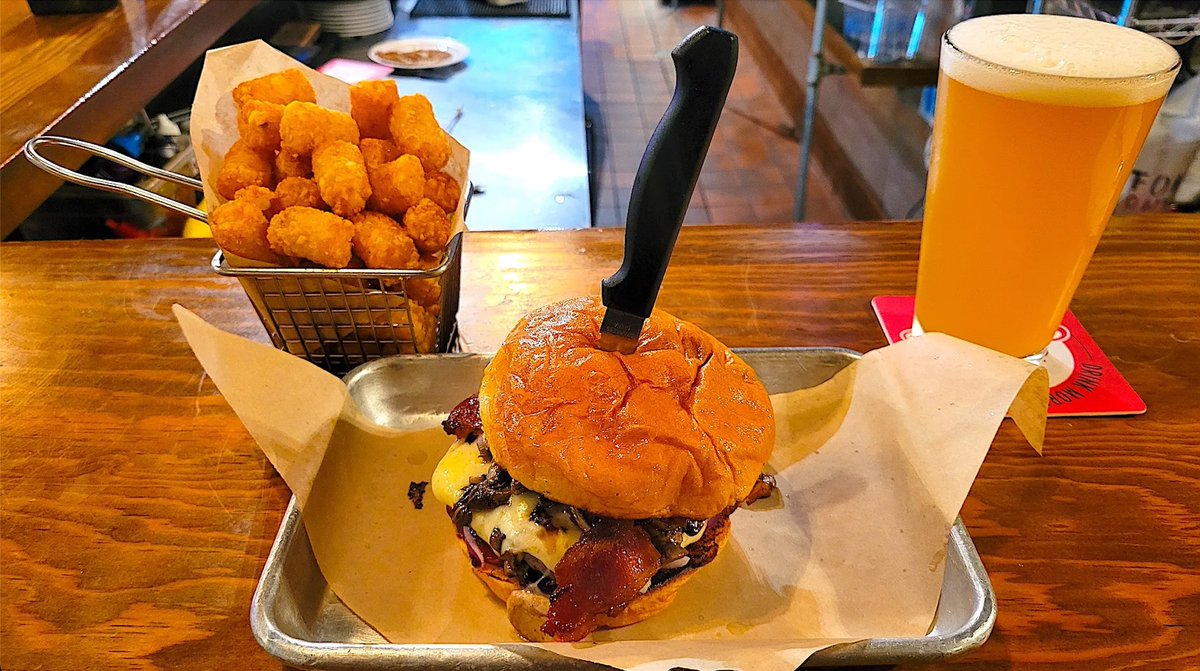 RoadTips's tweet photo. The owner at this burger joint got his start at In-n-Out, went to culinary school, then joined a friend in a similar venture before he struck out on his own. If the burger I had is any indication, he learned pretty well - Craft Burger Co. in Placentia, CA
https://t.co/uhYTDY5Q9k https://t.co/T8wpmEZcU4