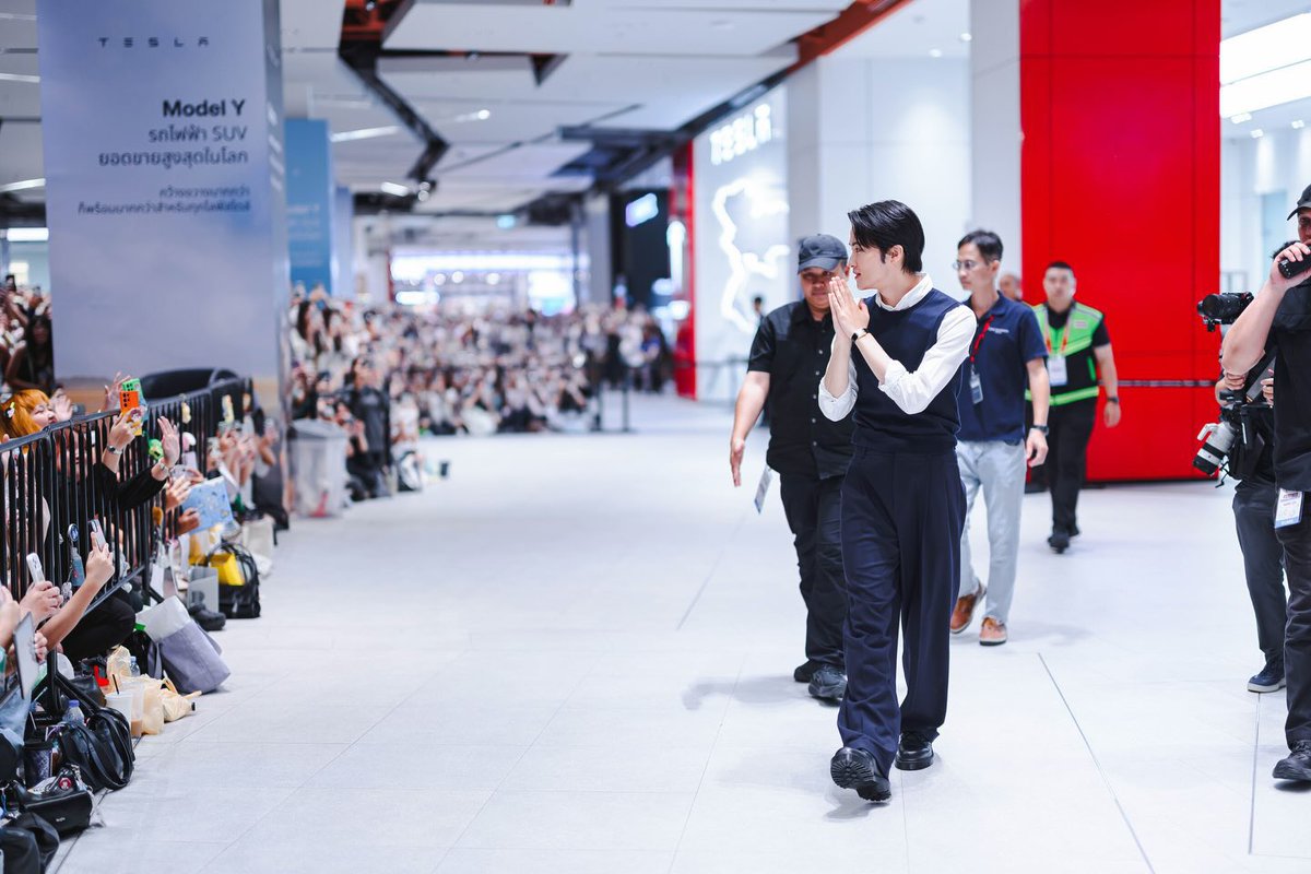 lnwmarkza55's tweet photo. ภาพนี้ดีมาก ม้าคที่กำลังก้าวเท้า แล้วยกมือไหว้ทักทายแฟนคลับ เสื้อผ้าหน้าผมถูกต้องมาก คือหล่อ สง่า ดูดี คุณพระ คุณชาย มิสเตอร์มาร์คลี สุภาพบุรุษจุฑาเทพ พี่ชายใหญ่ ธราธร ปวรรุจ พุฒิภัทร รัชชานนท์ รณพีร์ https://t.co/tK5SmyyyYW