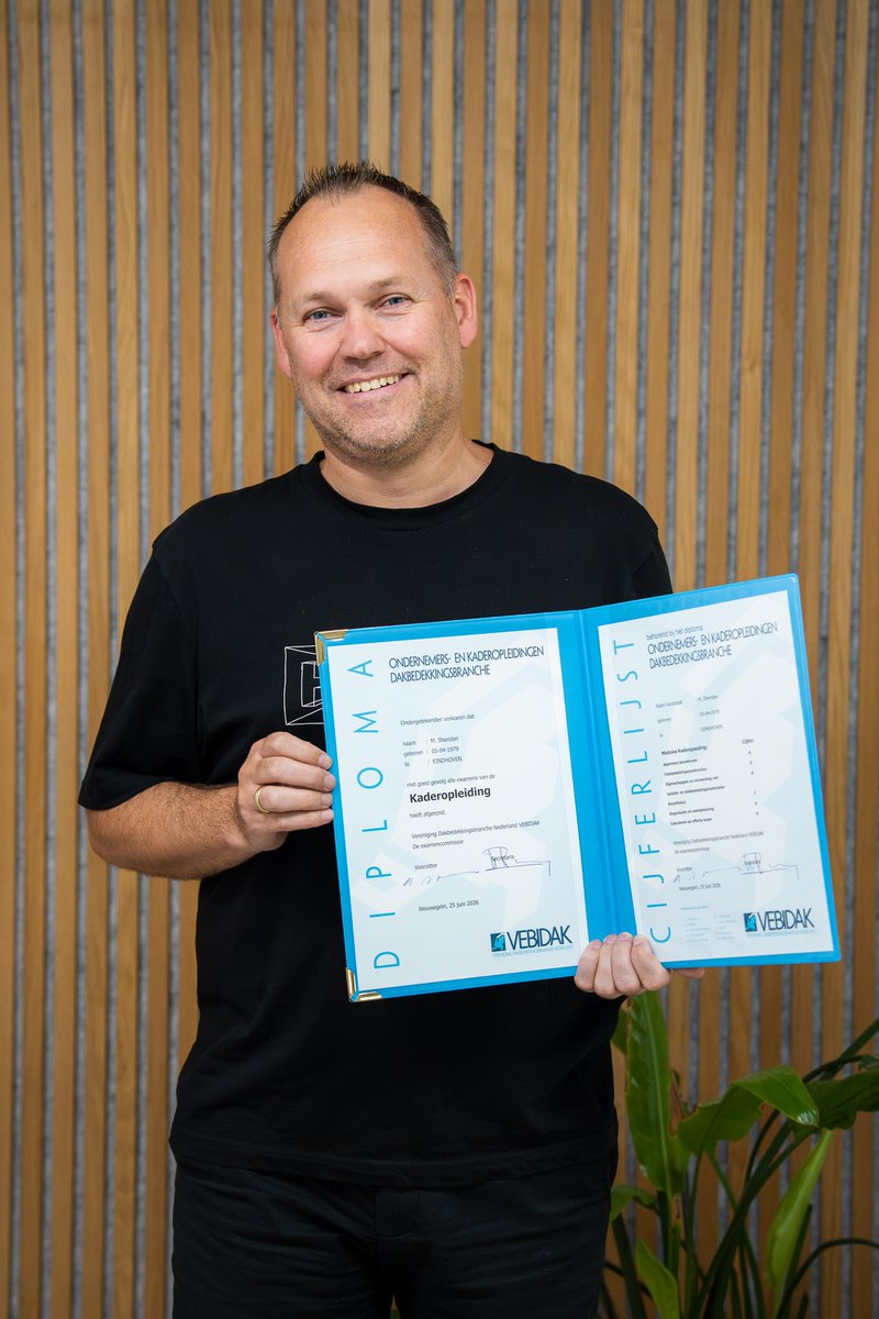 DakKamil's tweet photo. Met trots delen we dat Mark Sheridan de opleiding Ondernemers- en Kaderopleidingen Dakbedekkingsbranche succesvol heeft afgerond ✅ https://t.co/fEPkMglF2X