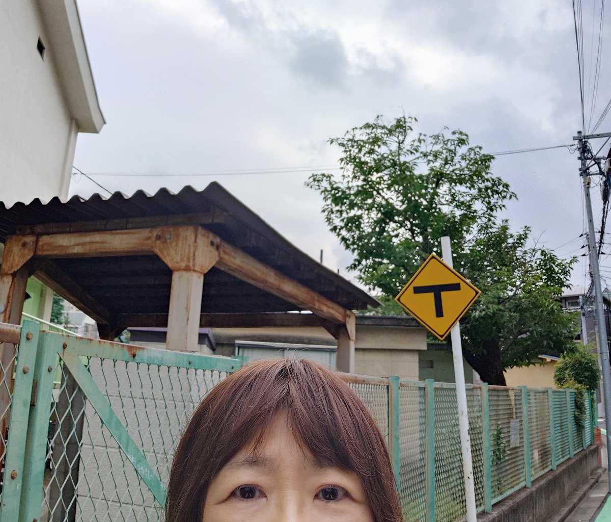 aokinobue's tweet photo. 今日から ＃滝野川第三小学校 の児童の分散登校が開始。朝学校付近に立ち登校の見守りをしました。子どもたちの姿と挨拶の声が胸に。
今後子どもたちにとって、最善の場所で学校教育が再開されること、心理的ケア等が十分受けられることを願い、活動を続けていきます。 https://t.co/IScfCaGpSR