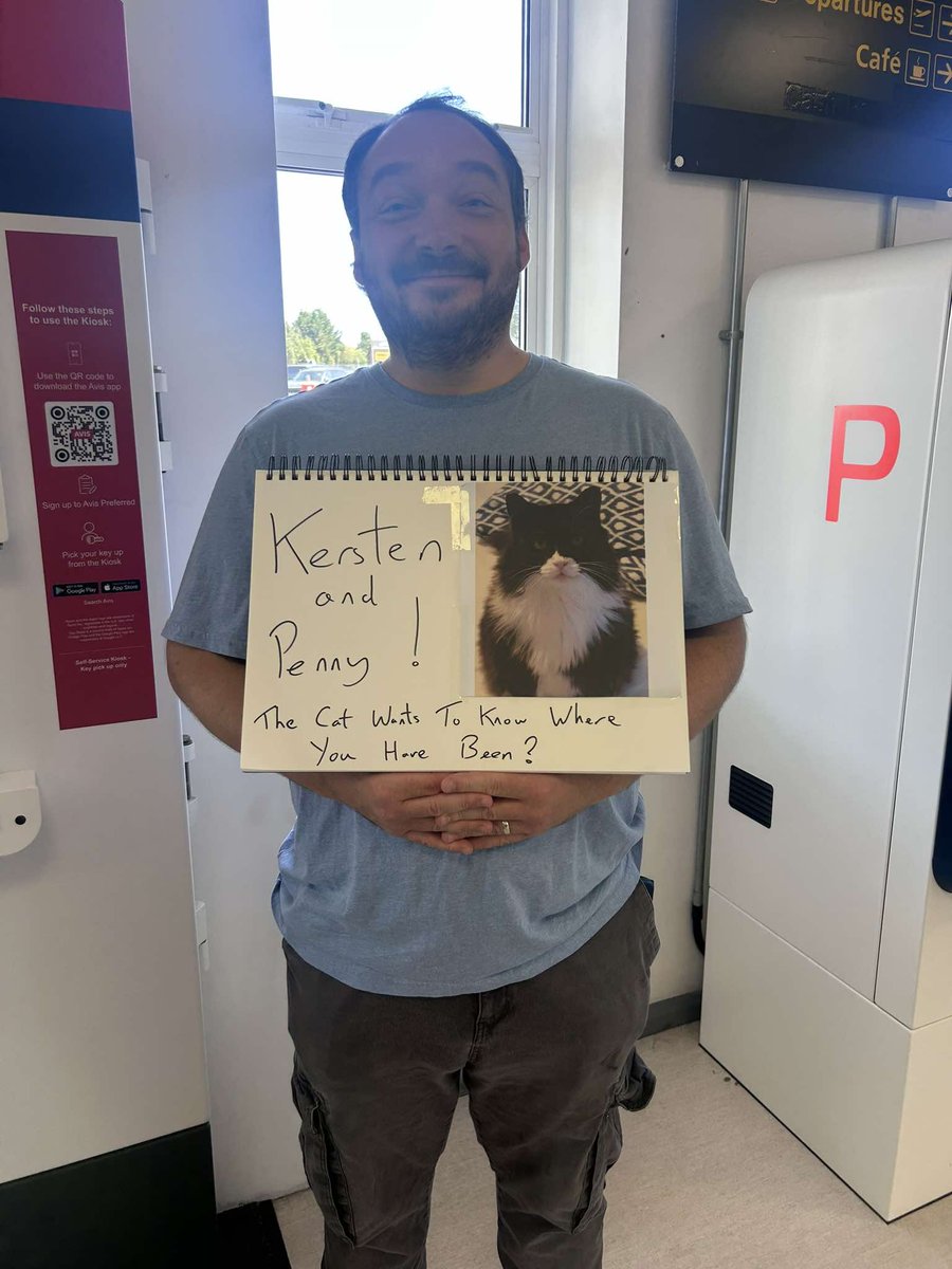 Exeter_Airport's tweet photo. No matter how far you've travelled, it's always good to come home to familiar faces! Especially the four-legged ones, who are probably expecting an explanation 🐱❤️ 

Thanks to Kersten for sending us this picture and to her husband Ed for his great arrivals sign. https://t.co/m8ulr54Etx