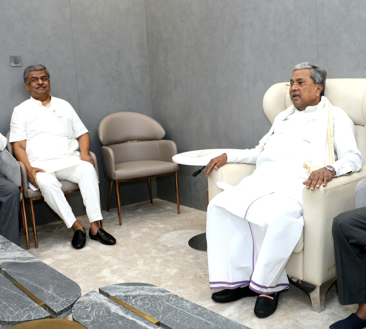 siddaramaiah's tweet photo. ಕೆಪಿಸಿಸಿ ಅಧ್ಯಕ್ಷರಾದ ಬಿ.ಕೆ.ಹರಿಪ್ರಸಾದ್ ಅವರು ಇಂದು ನನ್ನನ್ನು ಭೇಟಿಮಾಡಿ, ಪಕ್ಷ ಸಂಘಟನೆ ಸೇರಿದಂತೆ ಇನ್ನಿತರೆ ಪ್ರಮುಖ ವಿಷಯಗಳ ಕುರಿತು ಮಾತುಕತೆ ನಡೆಸಿದರು. https://t.co/BzjG8MCis7