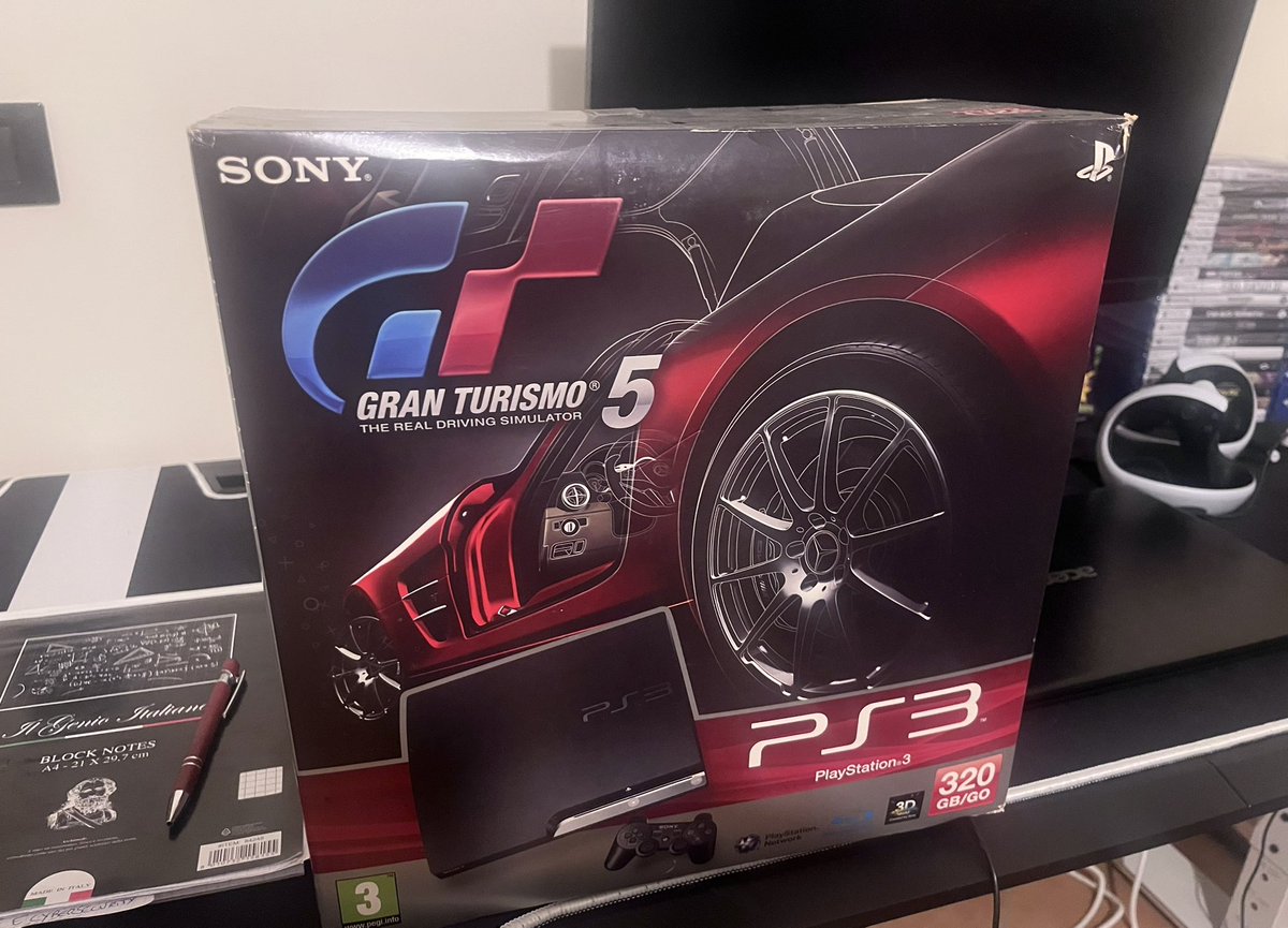 Volkernya's tweet photo. Oggi ho rispolverato la PS3 per comprare gli avatar unici di alcuni giochi dallo store, dato che poi andranno definitivamente persi. Era avanti anni luce. Personalizzazione totale. Temi spettacolari, sfondi, musica. PS5 è dieci passo indietro a confronto. https://t.co/hdv8NpnsxB