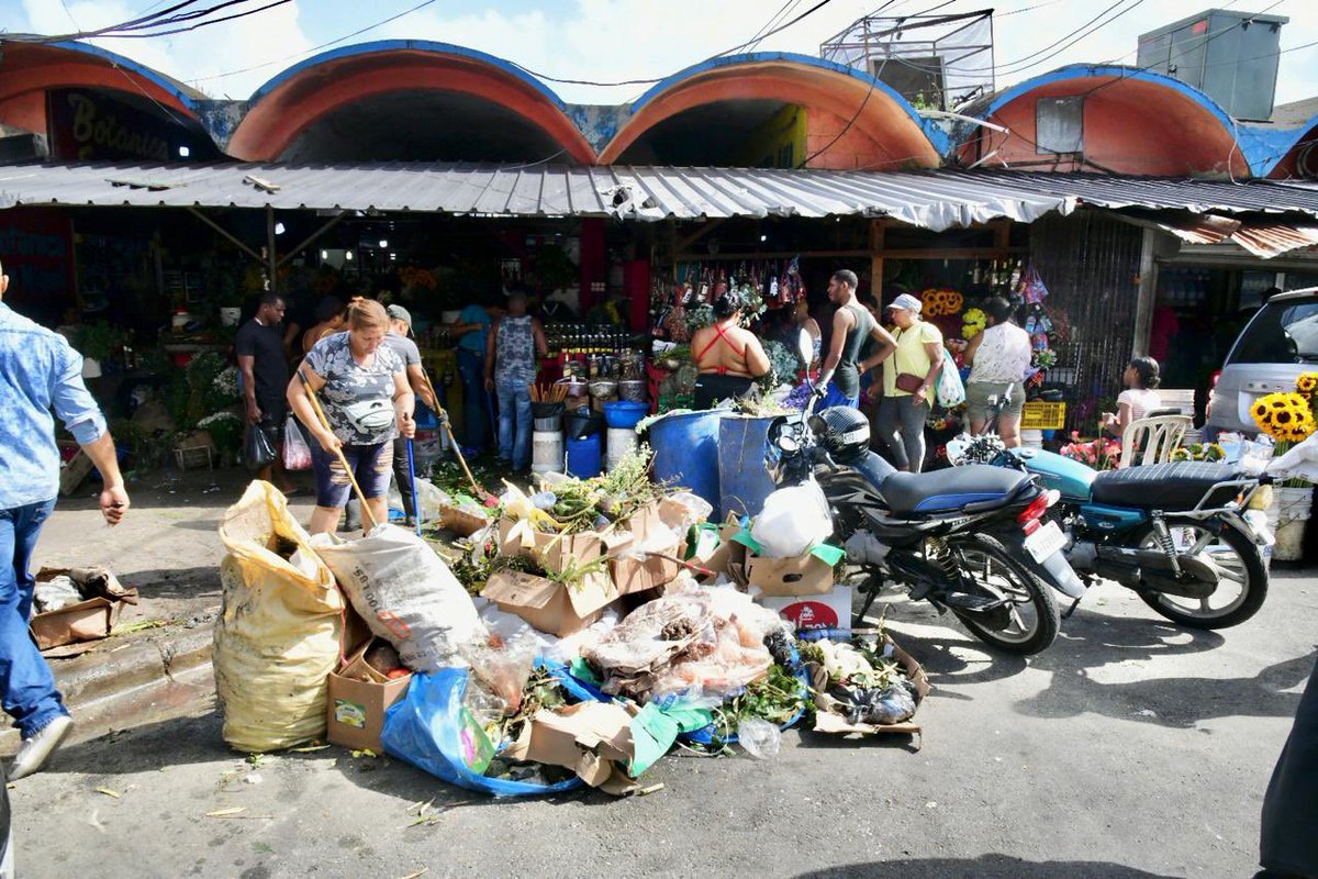 REDSOCIALCODI's tweet photo. Insalubridad extrema ahoga al mercado de Los Mina

En esta nueva entrega de panorama fotográfico, visitamos dos de los principales mercados del municipio Santo Domingo Este, para conocer de cerca las condiciones en que operan y el entorno que ofrecen tanto a comerciantes como a visitantes.

https://t.co/uxFBDRszuK