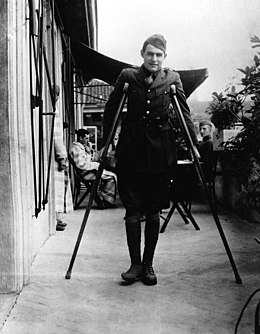 SSEW1914_1918's tweet photo. 8 juli 1918: de Amerikaanse schrijver Ernest Hemingway raakte gewond aan zijn benen door granaatscherven. Hemingway was net aan het Italiaanse Dolomietenfront gearriveerd als vrijwillige ambulance-chauffeur voor het Rode Kruis. Na zijn herstel was de oorlog voorbij. https://t.co/5Ioxka9L0G
